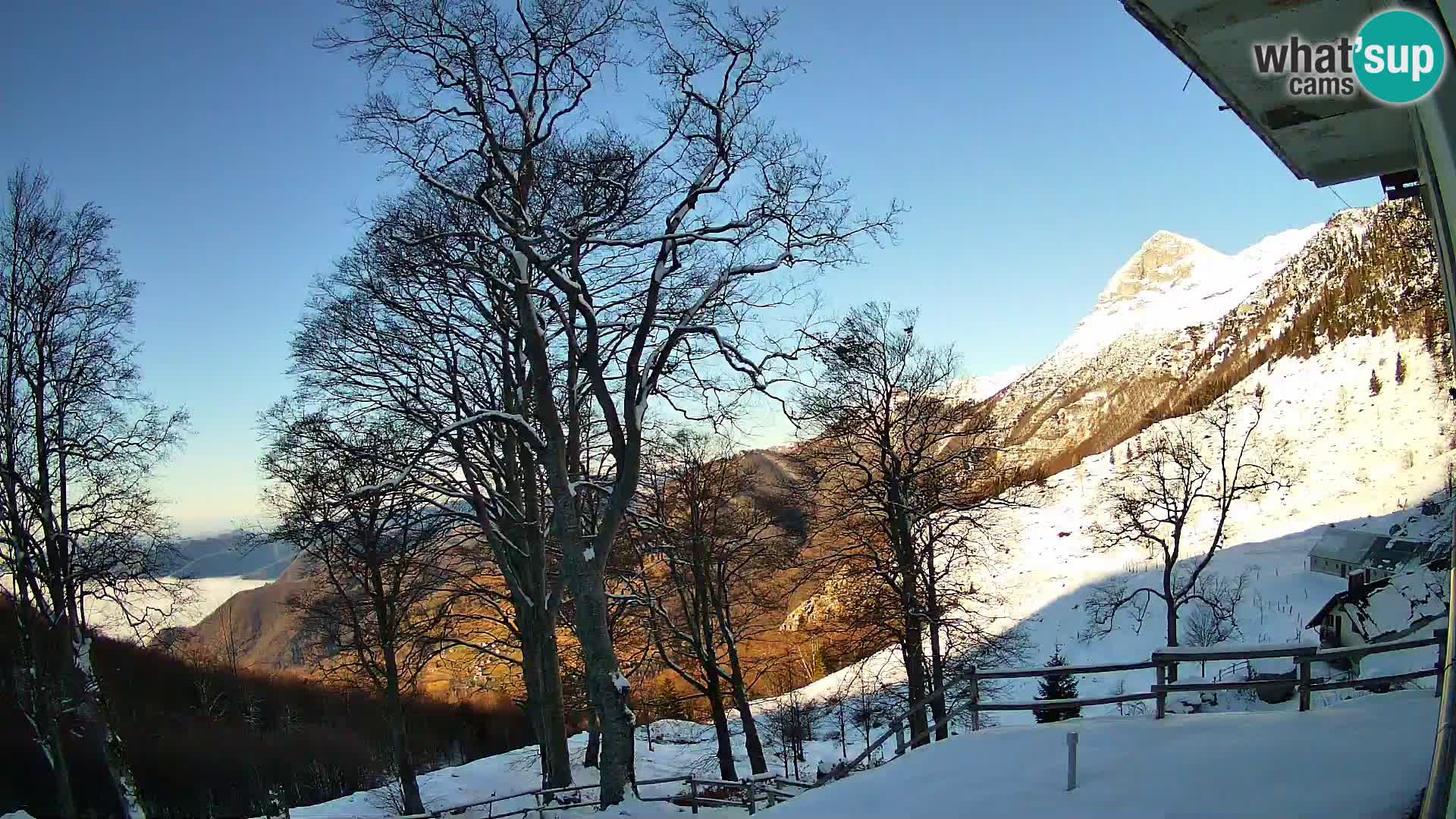 Koča na Planini Razor spletna kamera (1315) | Pogled na Tolminski Migovec