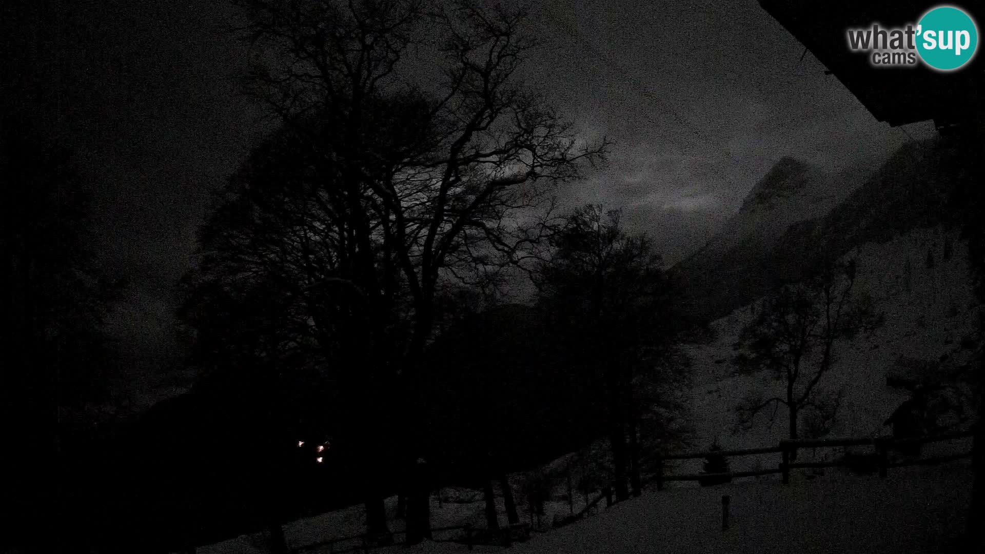 Cámara en vivo de la cabaña de montaña Planina Razor (1315) | vista hacia Tolminski Migovec