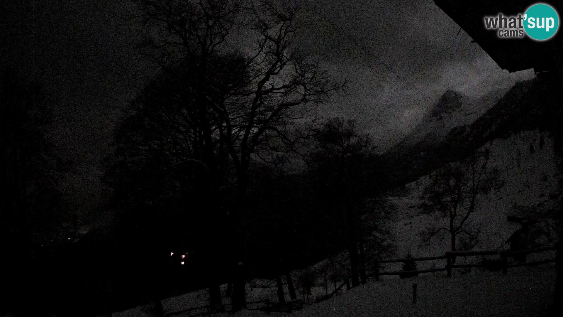 Cámara en vivo de la cabaña de montaña Planina Razor (1315) | vista hacia Tolminski Migovec