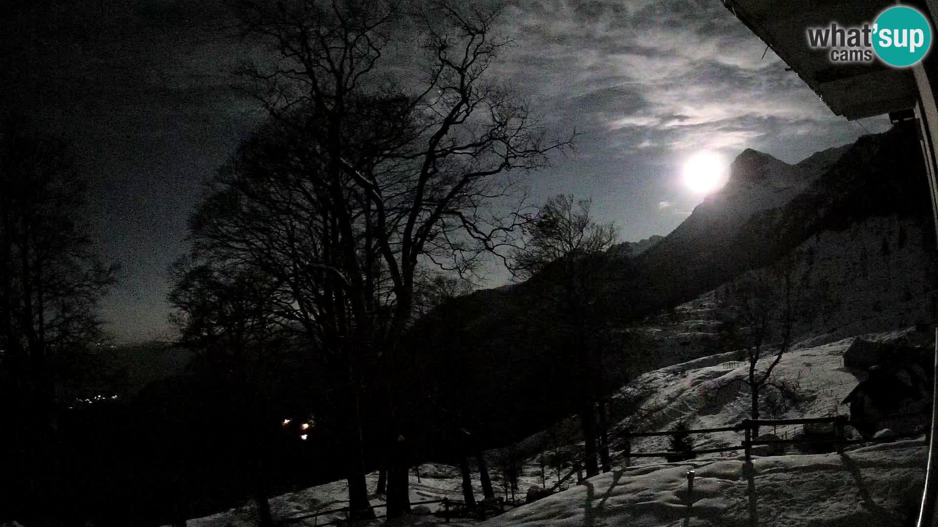 Cámara en vivo de la cabaña de montaña Planina Razor (1315) | vista hacia Tolminski Migovec