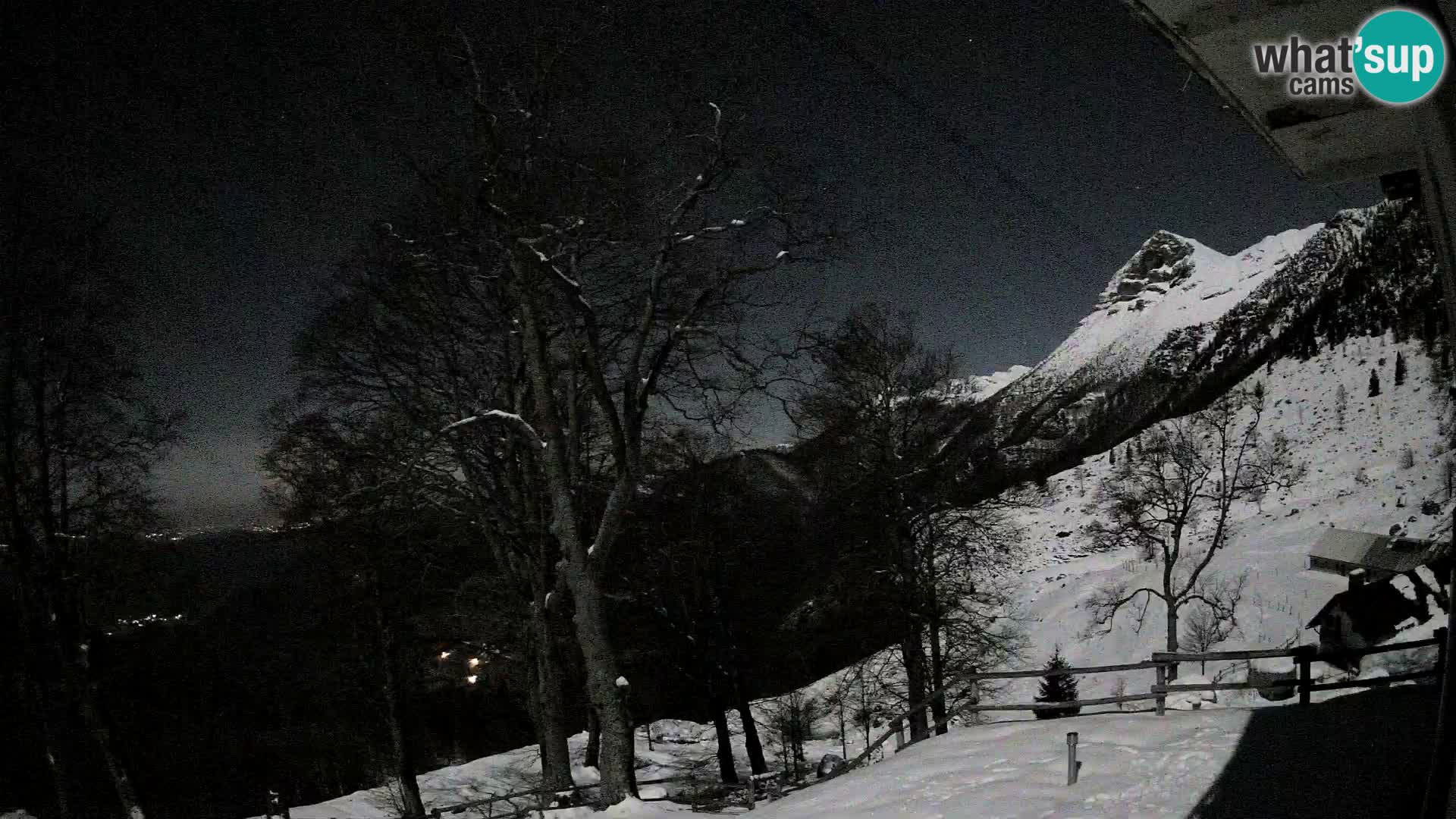 Koča na Planini Razor spletna kamera (1315) | Pogled na Tolminski Migovec