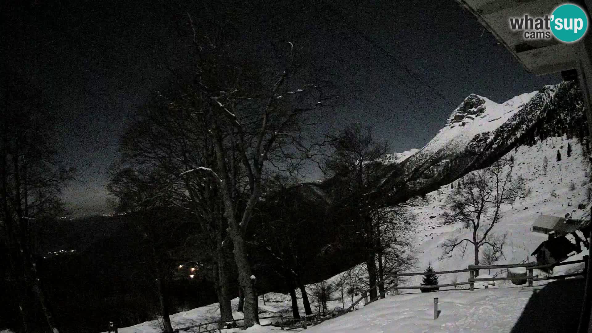 Koča na Planini Razor spletna kamera (1315) | Pogled na Tolminski Migovec