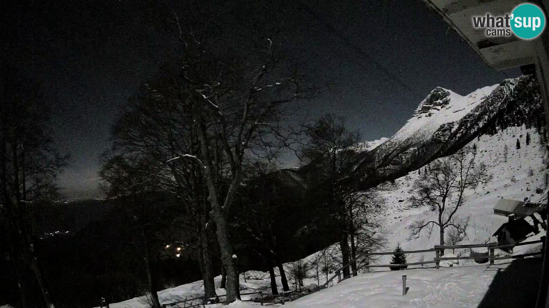 Cámara en vivo de la cabaña de montaña Planina Razor (1315) | vista hacia Tolminski Migovec