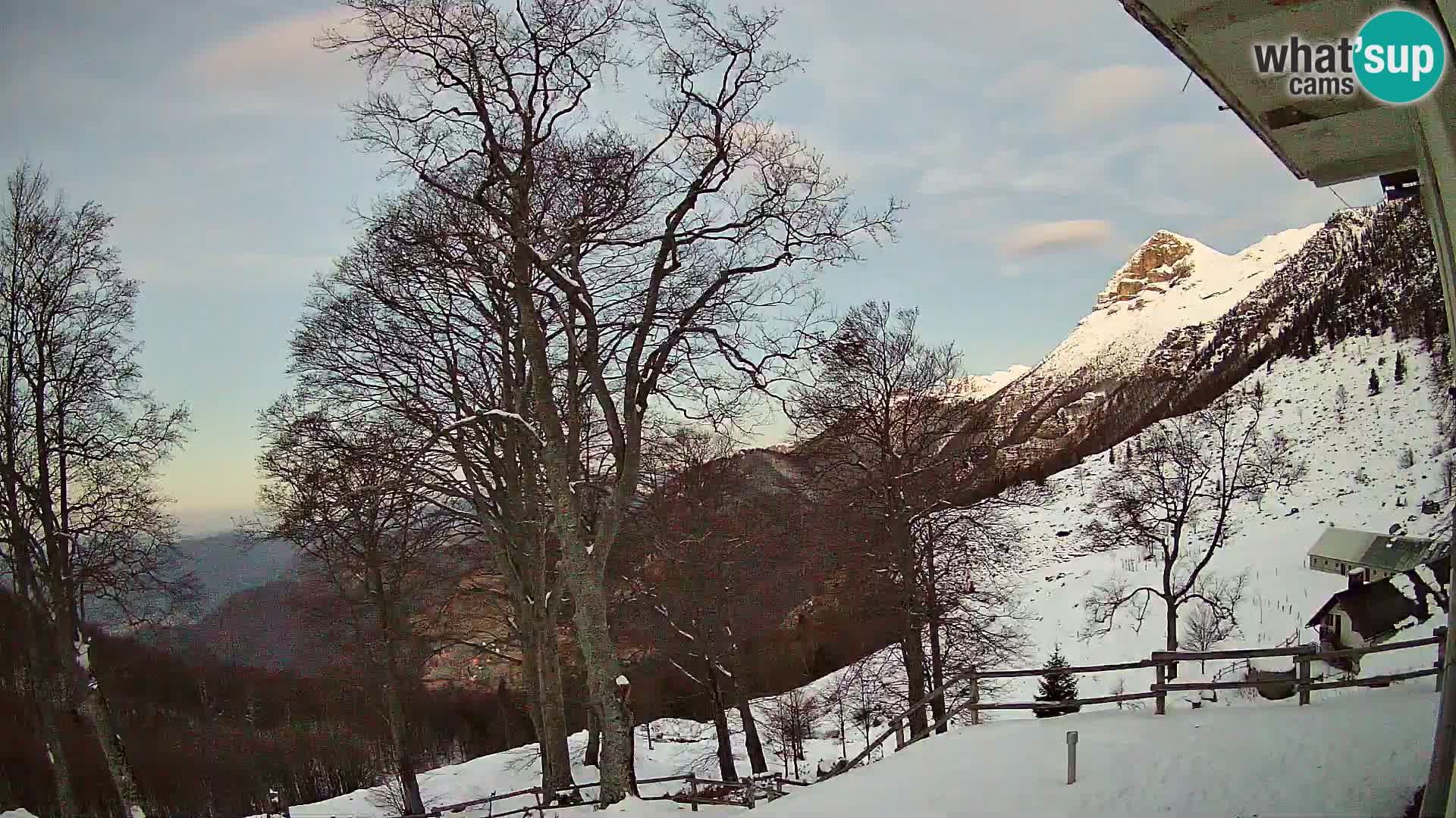 Koča na Planini Razor spletna kamera (1315) | Pogled na Tolminski Migovec