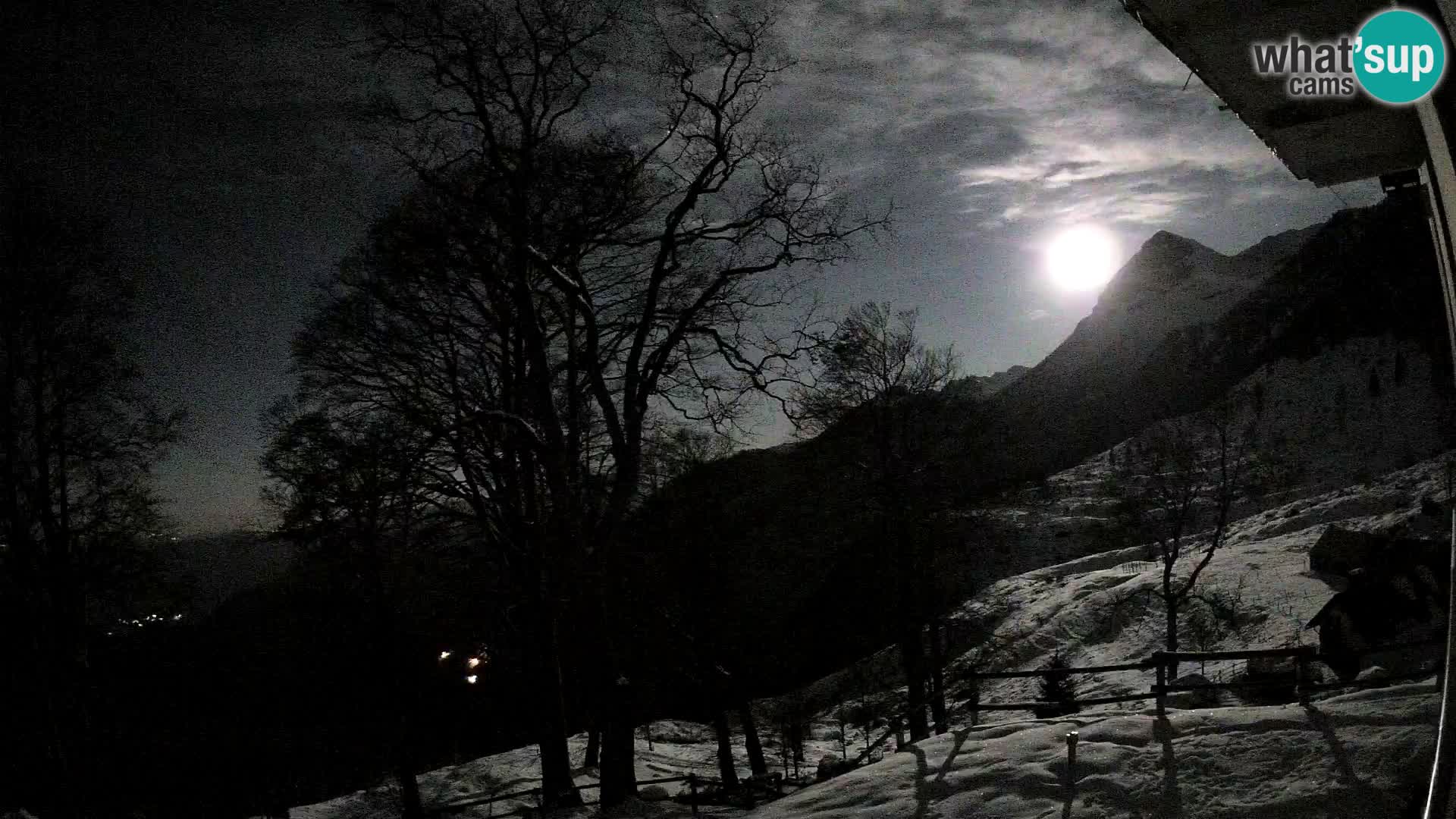 Cámara en vivo de la cabaña de montaña Planina Razor (1315) | vista hacia Tolminski Migovec