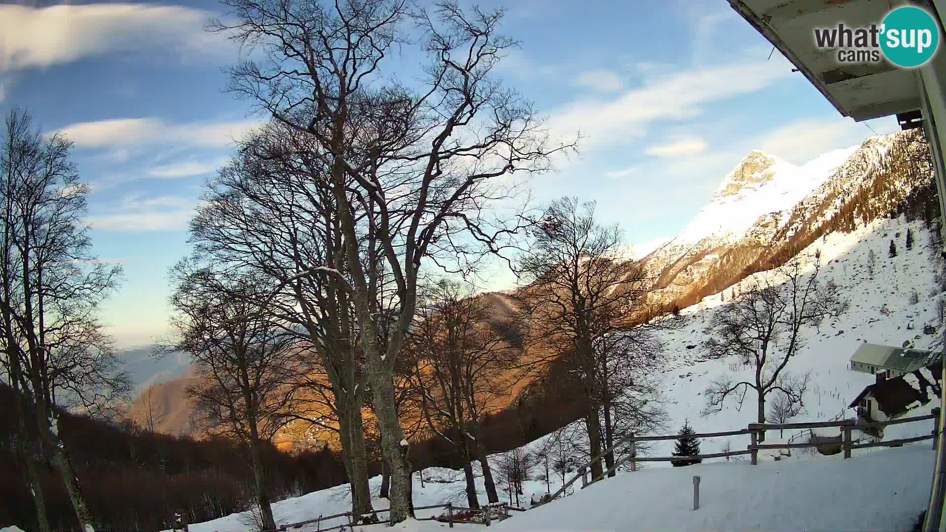 Cámara en vivo de la cabaña de montaña Planina Razor (1315) | vista hacia Tolminski Migovec