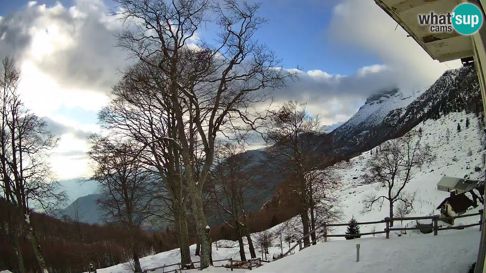 Koča na Planini Razor spletna kamera (1315) | Pogled na Tolminski Migovec