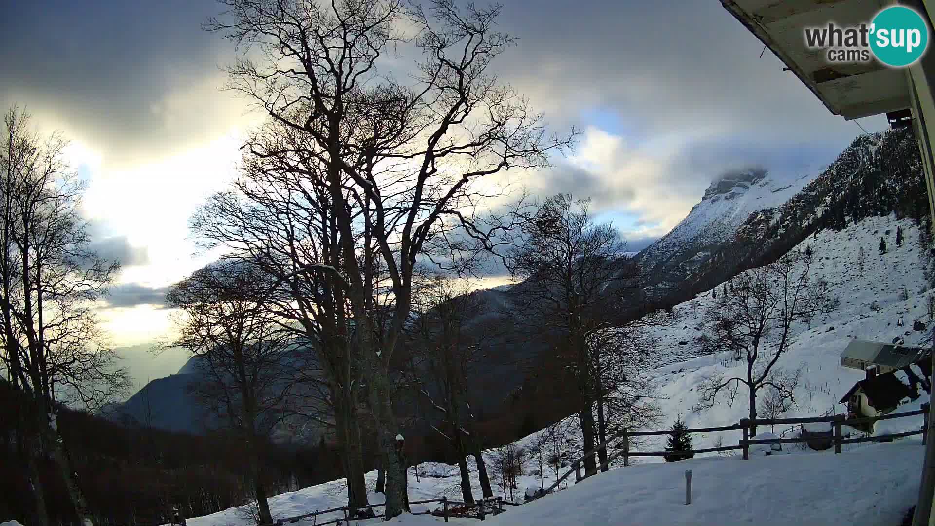 Cámara en vivo de la cabaña de montaña Planina Razor (1315) | vista hacia Tolminski Migovec
