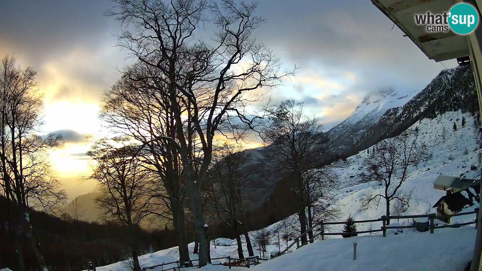 Planina Razor Mountain Hut live cam (1315) | view to Tolminski Migovec