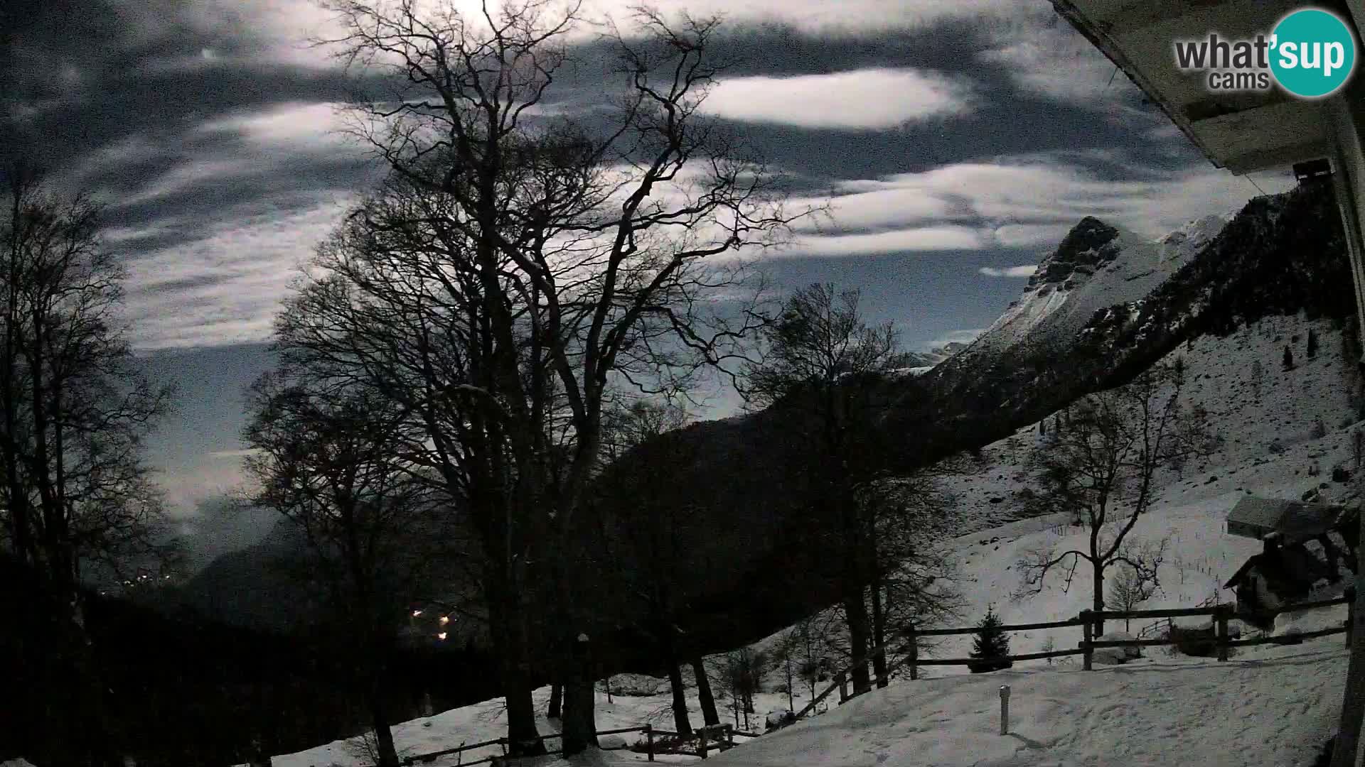 Cámara en vivo de la cabaña de montaña Planina Razor (1315) | vista hacia Tolminski Migovec