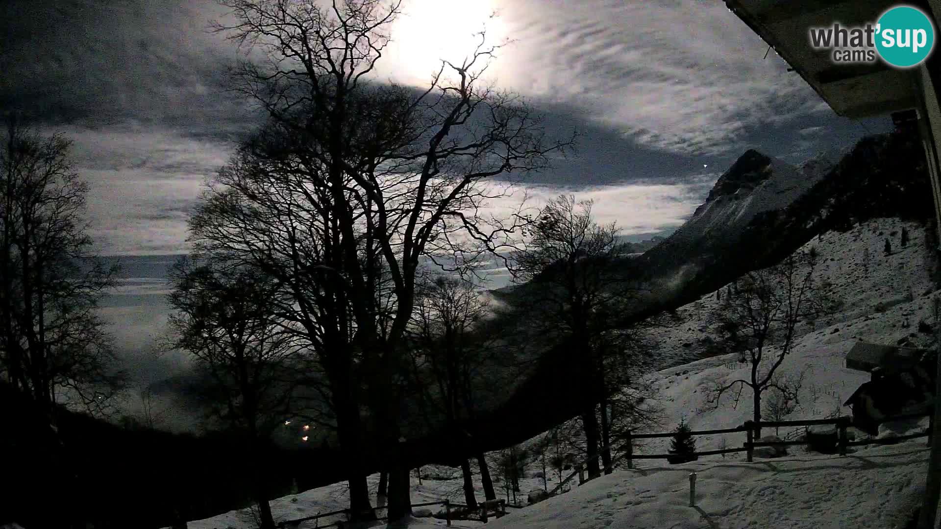 Koča na Planini Razor spletna kamera (1315) | Pogled na Tolminski Migovec