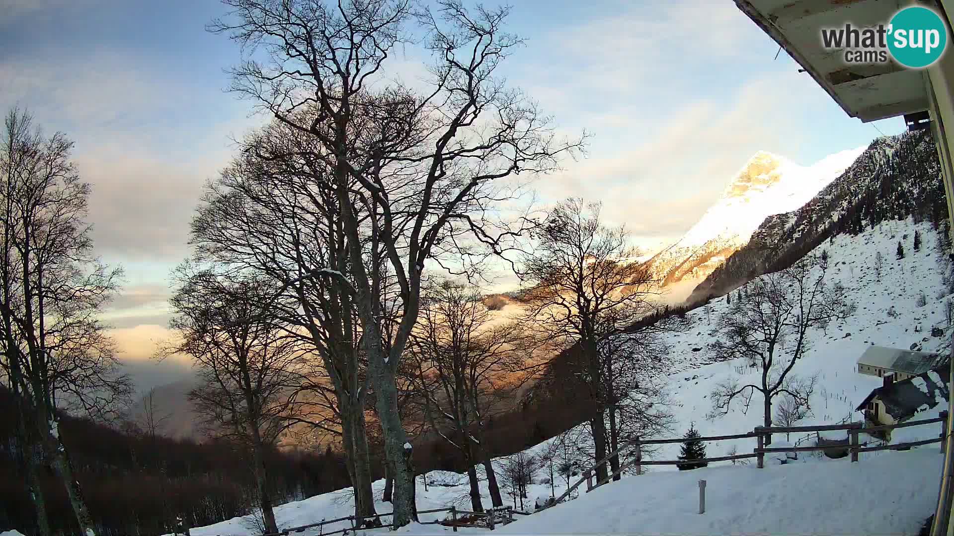 Cámara en vivo de la cabaña de montaña Planina Razor (1315) | vista hacia Tolminski Migovec