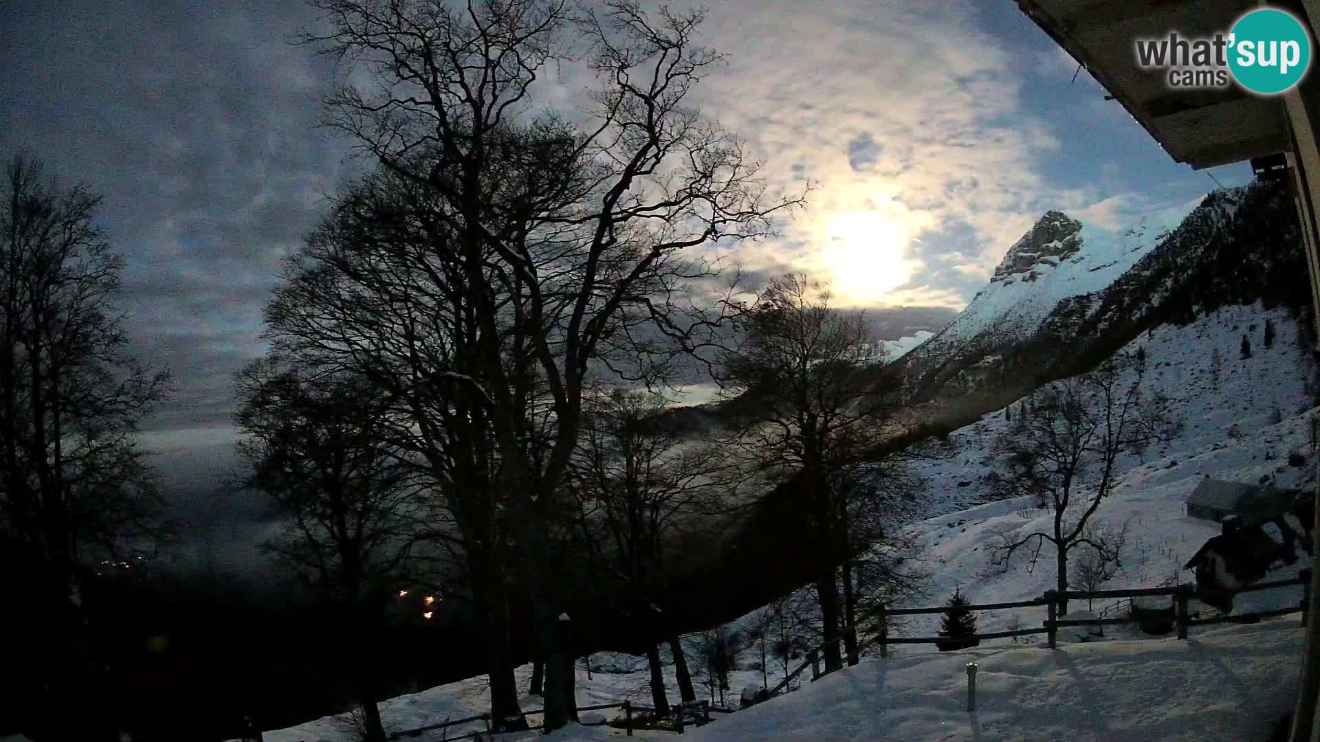 Koča na Planini Razor spletna kamera (1315) | Pogled na Tolminski Migovec