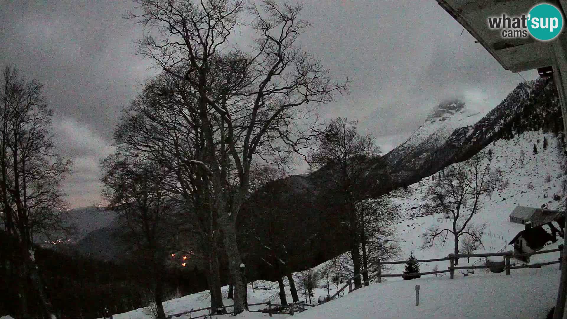 Koča na Planini Razor spletna kamera (1315) | Pogled na Tolminski Migovec