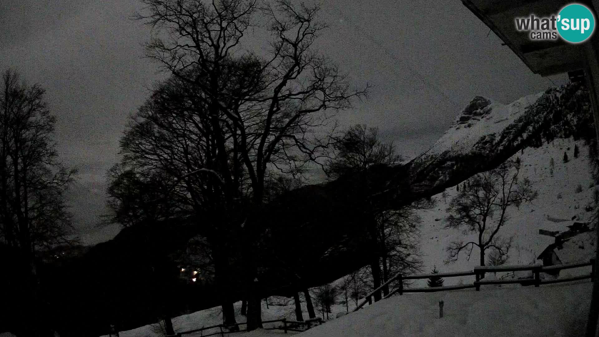 Cámara en vivo de la cabaña de montaña Planina Razor (1315) | vista hacia Tolminski Migovec