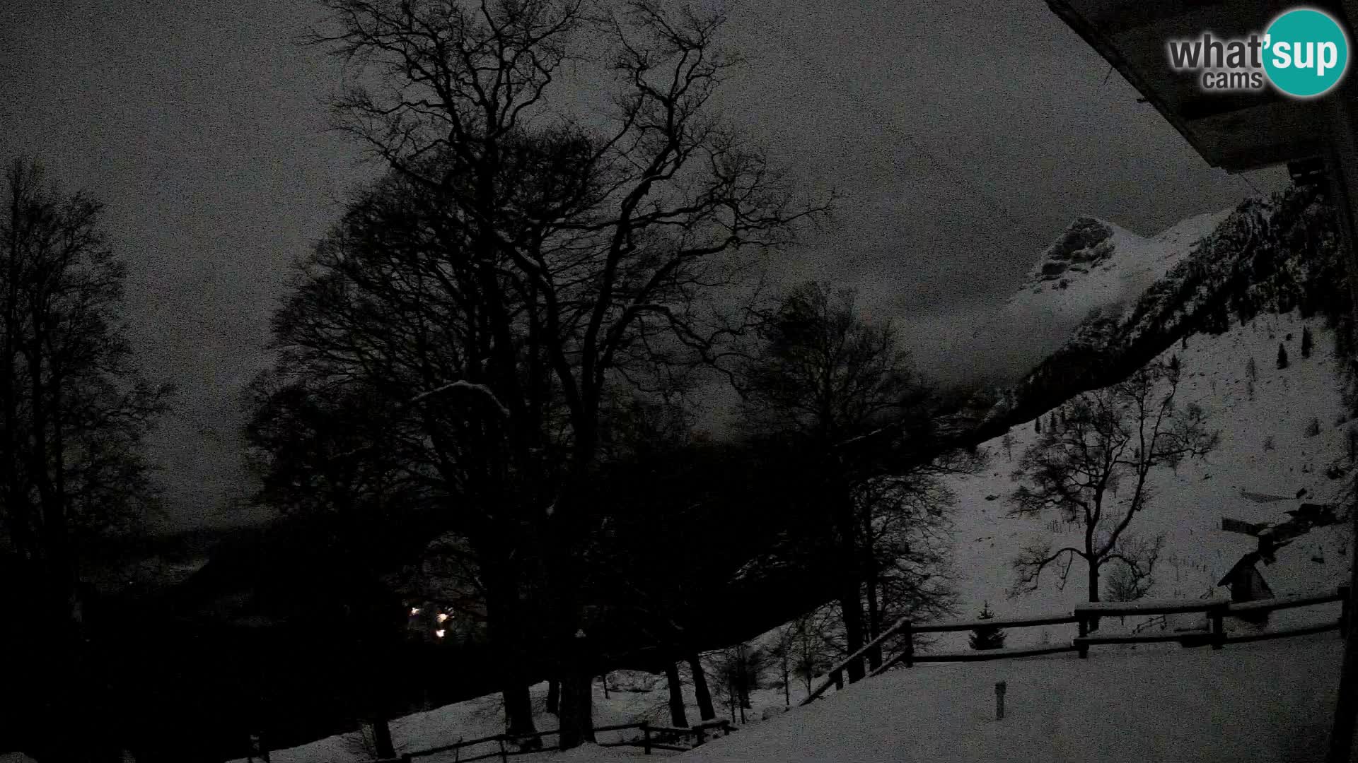 Cámara en vivo de la cabaña de montaña Planina Razor (1315) | vista hacia Tolminski Migovec