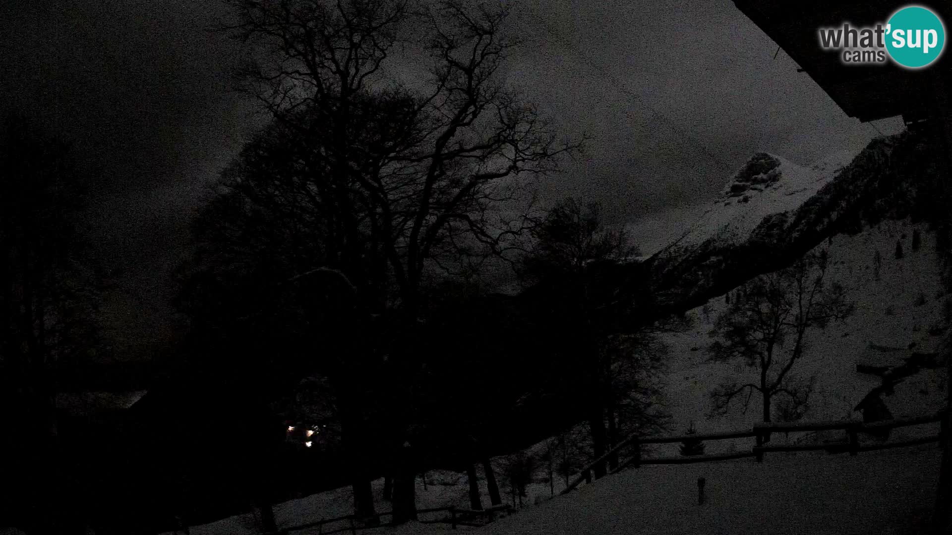 Cámara en vivo de la cabaña de montaña Planina Razor (1315) | vista hacia Tolminski Migovec