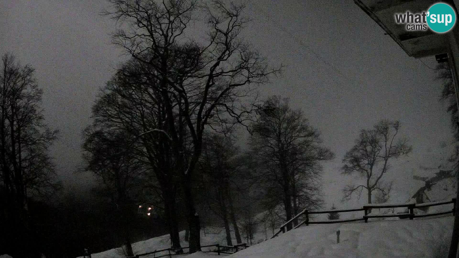 Cámara en vivo de la cabaña de montaña Planina Razor (1315) | vista hacia Tolminski Migovec