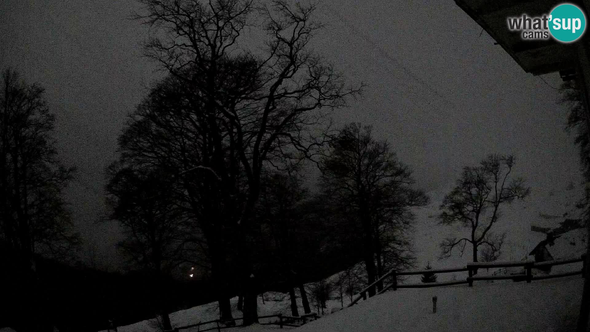 Cámara en vivo de la cabaña de montaña Planina Razor (1315) | vista hacia Tolminski Migovec