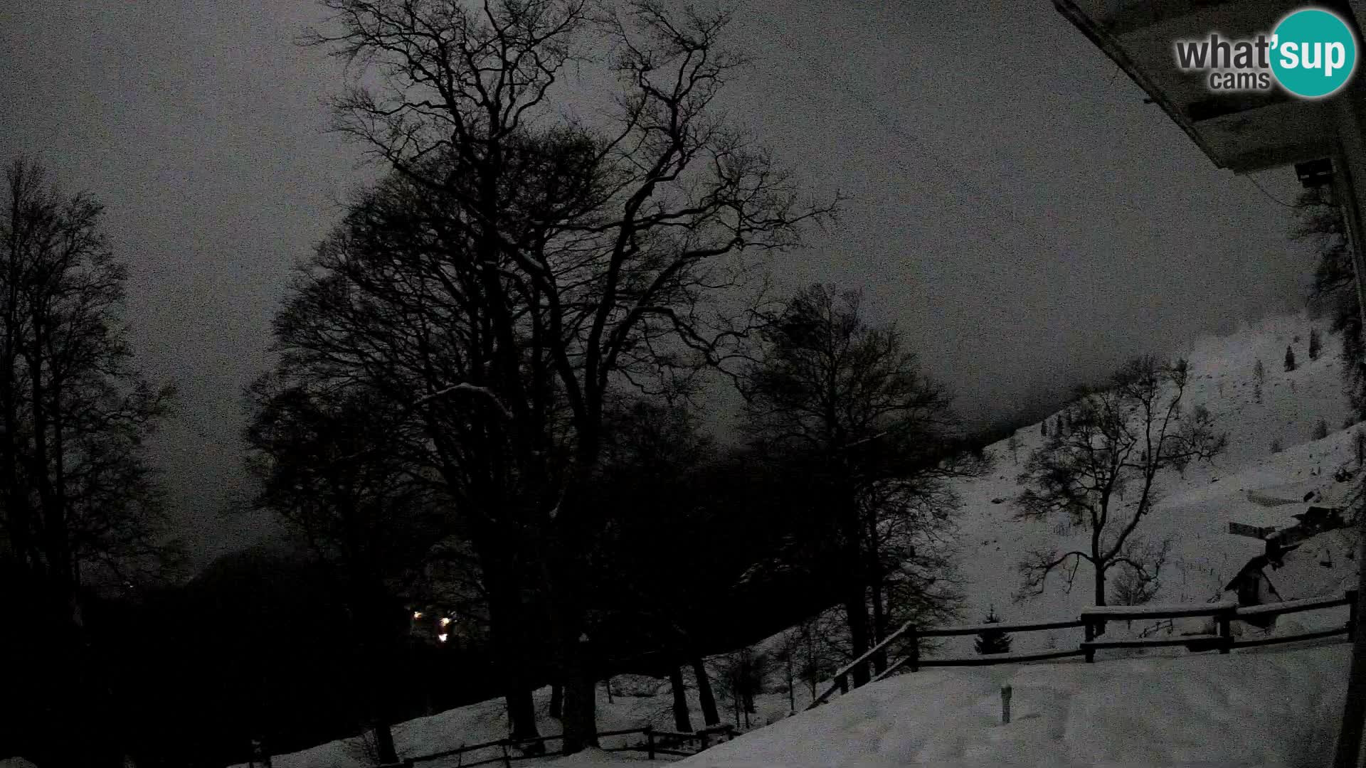 Planina Razor Mountain Hut live cam (1315) | view to Tolminski Migovec