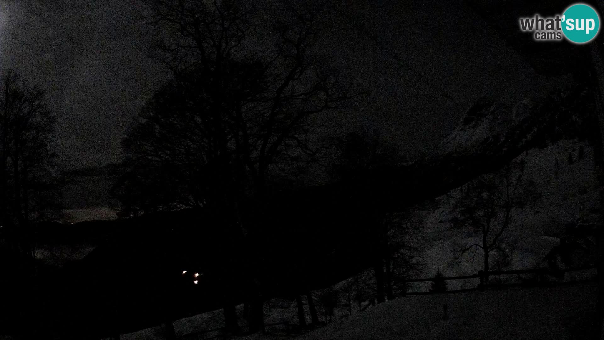 Cámara en vivo de la cabaña de montaña Planina Razor (1315) | vista hacia Tolminski Migovec