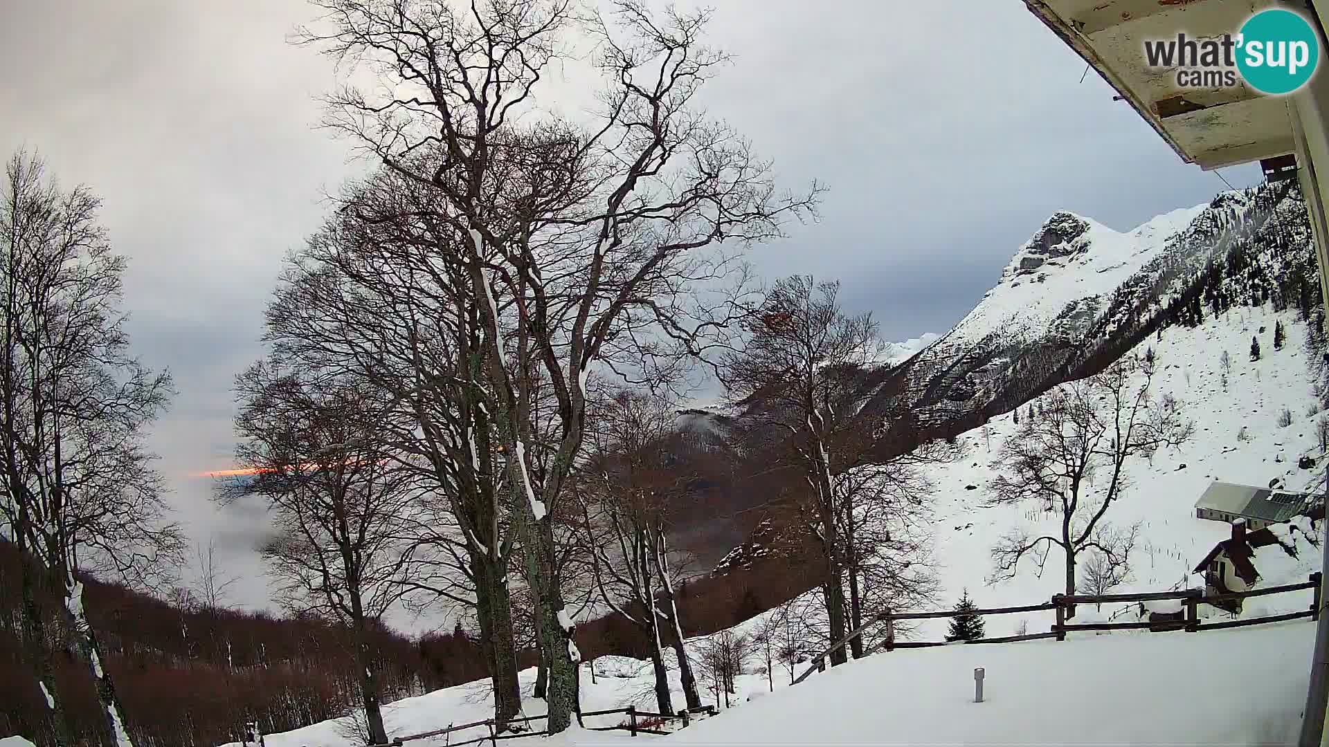 Koča na Planini Razor spletna kamera (1315) | Pogled na Tolminski Migovec