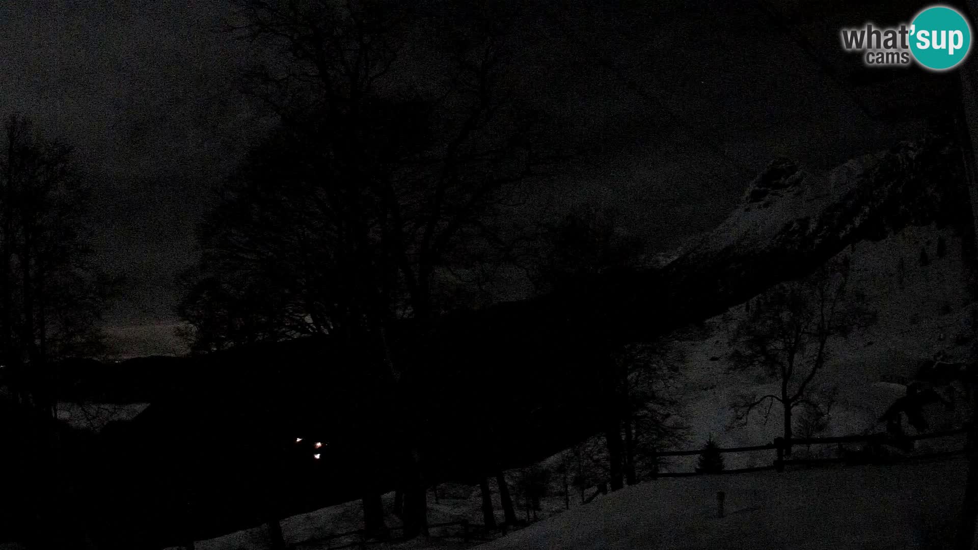 Cámara en vivo de la cabaña de montaña Planina Razor (1315) | vista hacia Tolminski Migovec