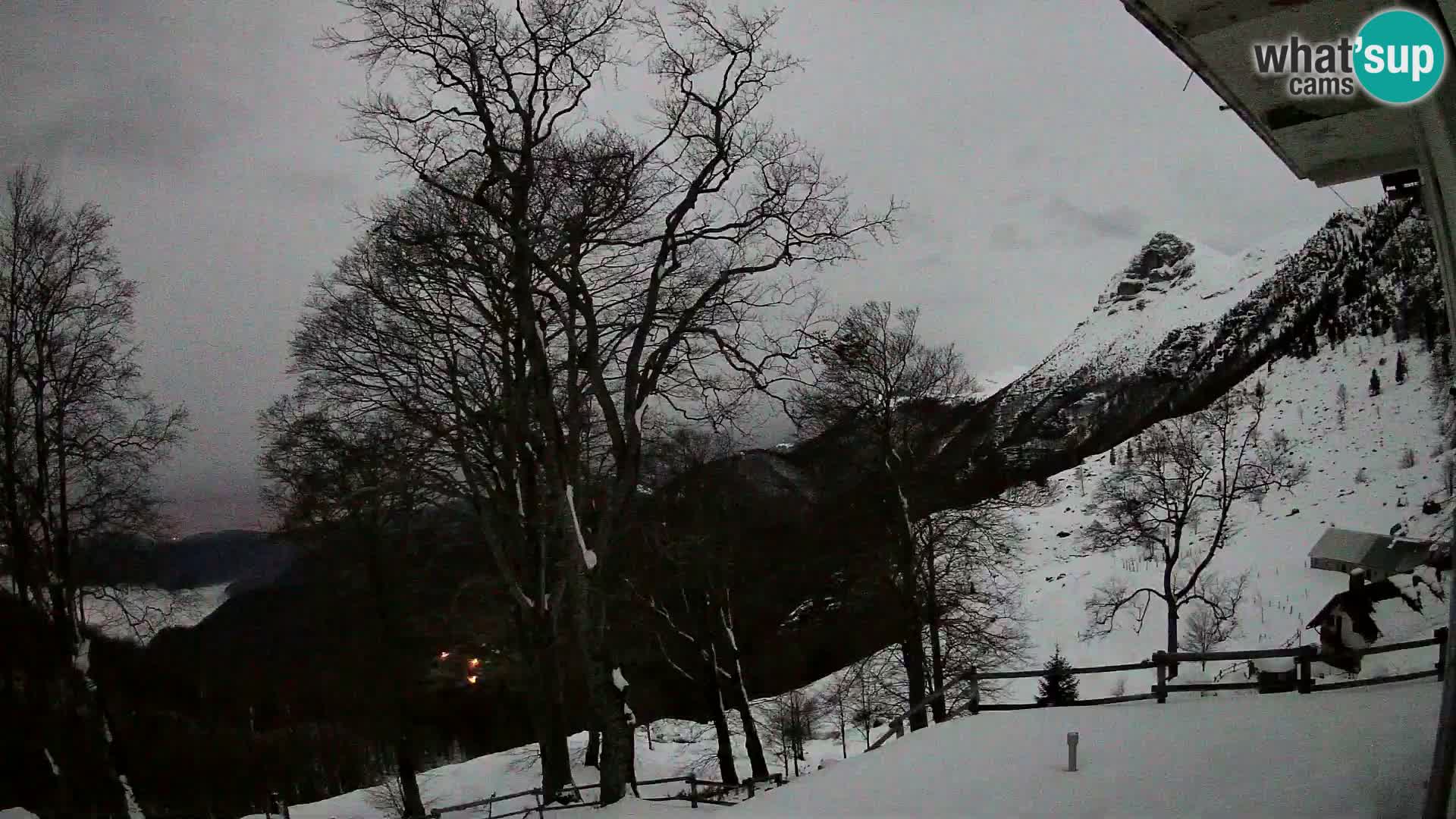 Cámara en vivo de la cabaña de montaña Planina Razor (1315) | vista hacia Tolminski Migovec