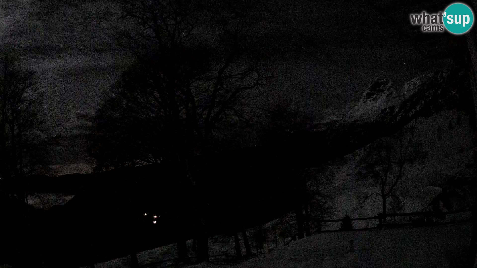 Cámara en vivo de la cabaña de montaña Planina Razor (1315) | vista hacia Tolminski Migovec