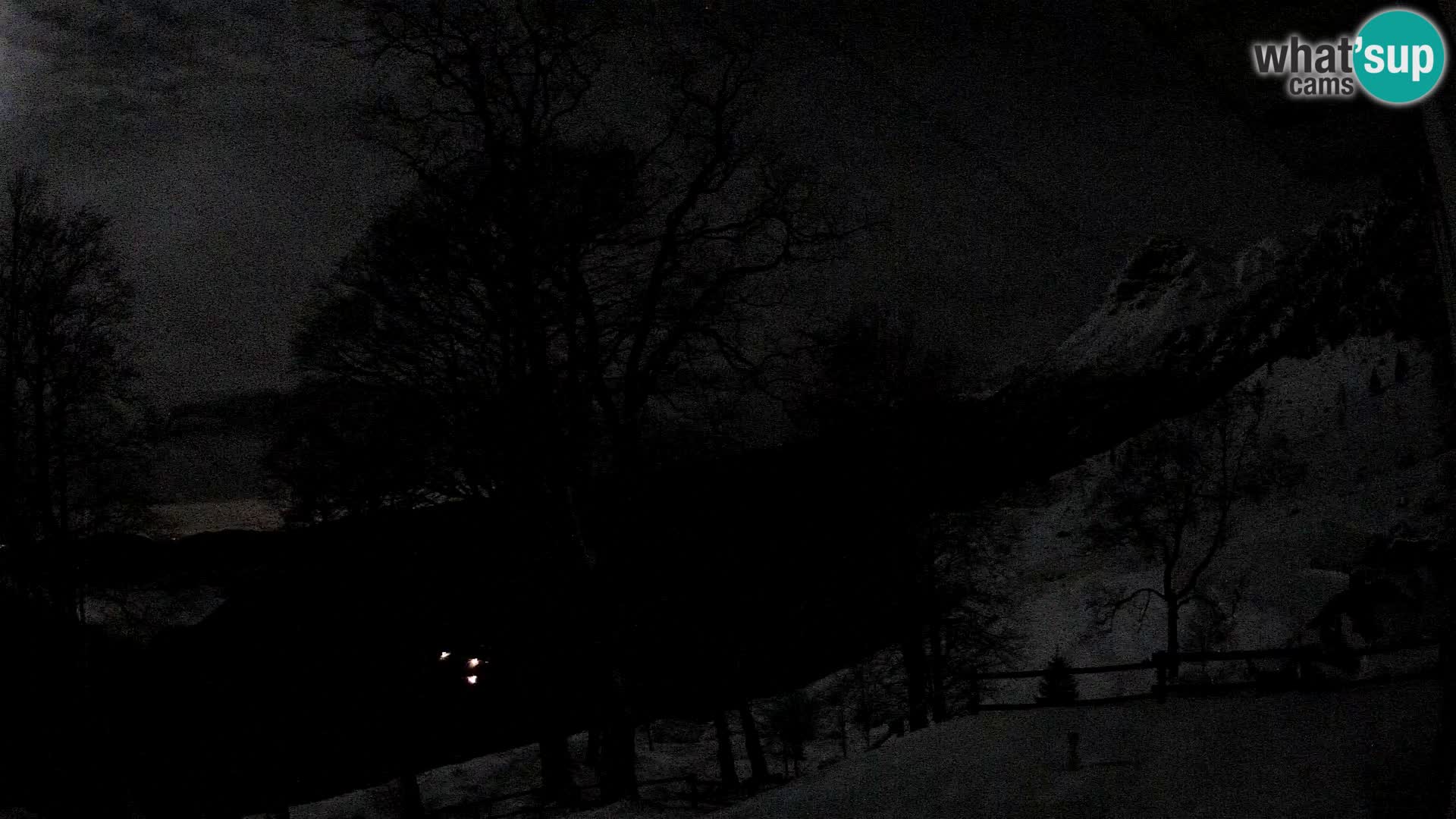 Cámara en vivo de la cabaña de montaña Planina Razor (1315) | vista hacia Tolminski Migovec