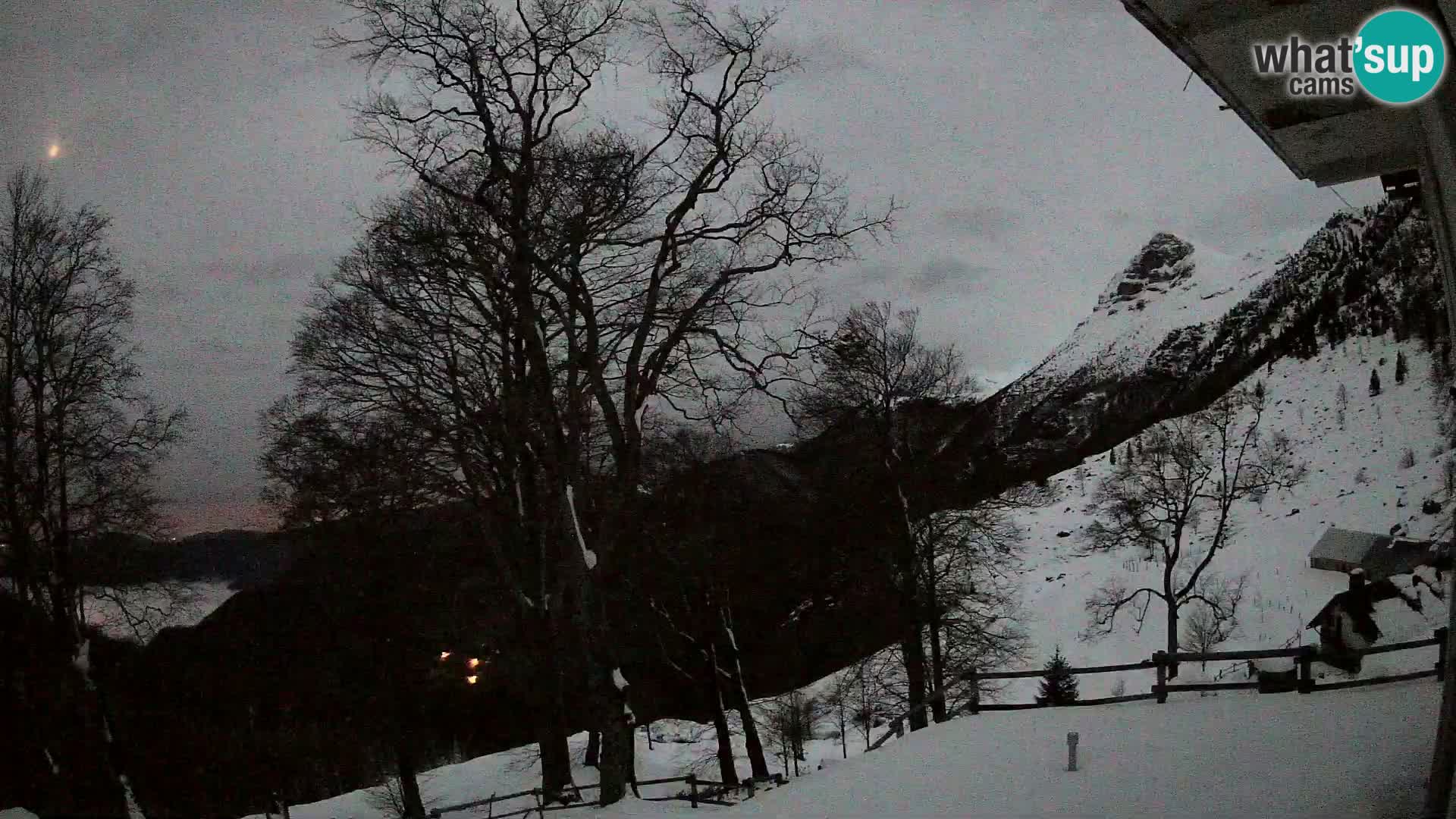 Cámara en vivo de la cabaña de montaña Planina Razor (1315) | vista hacia Tolminski Migovec