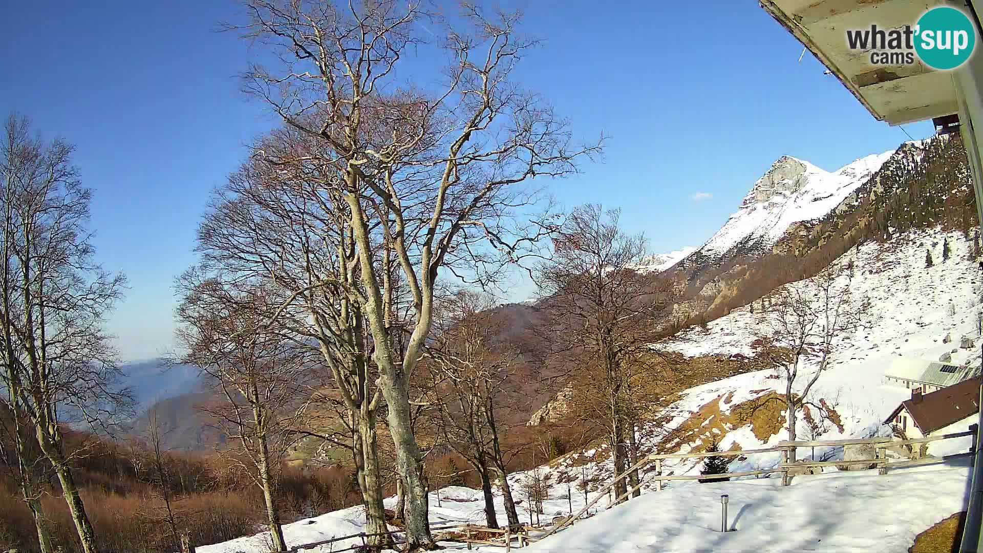 Cámara en vivo de la cabaña de montaña Planina Razor (1315) | vista hacia Tolminski Migovec