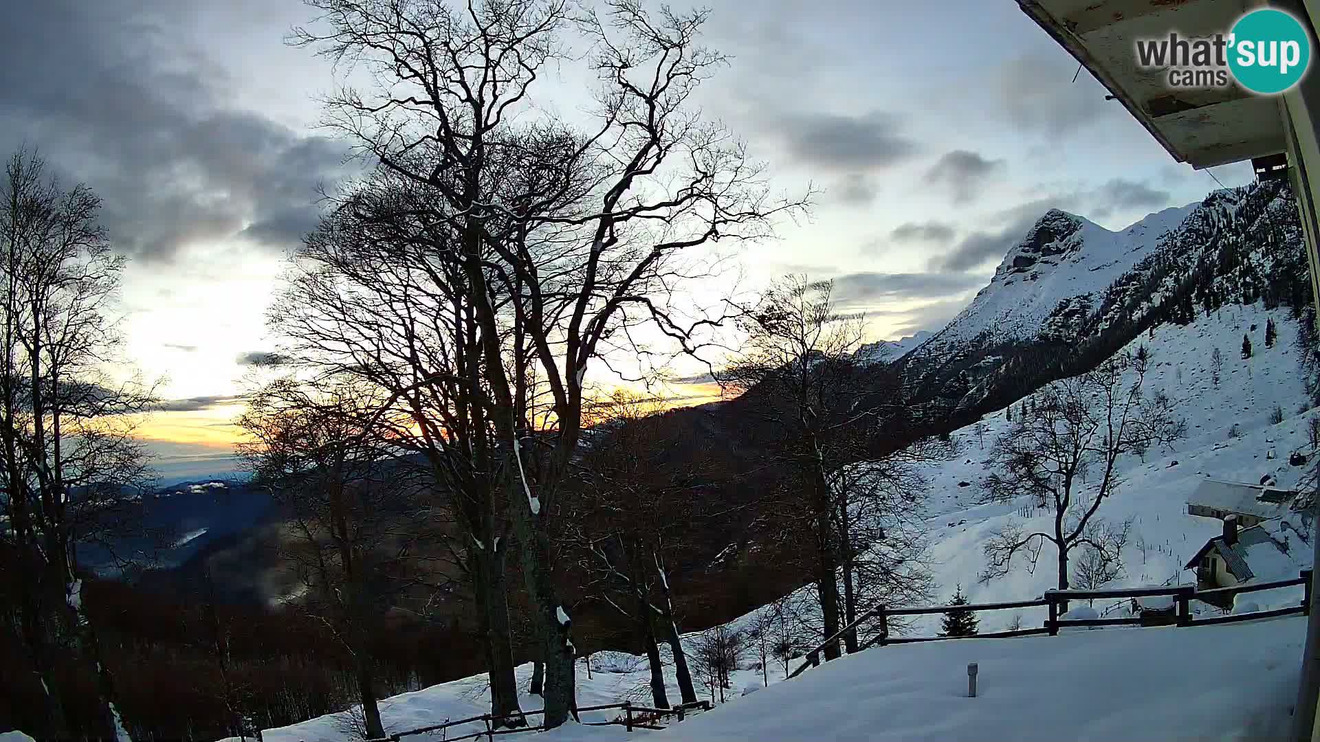 Koča na Planini Razor spletna kamera (1315) | Pogled na Tolminski Migovec