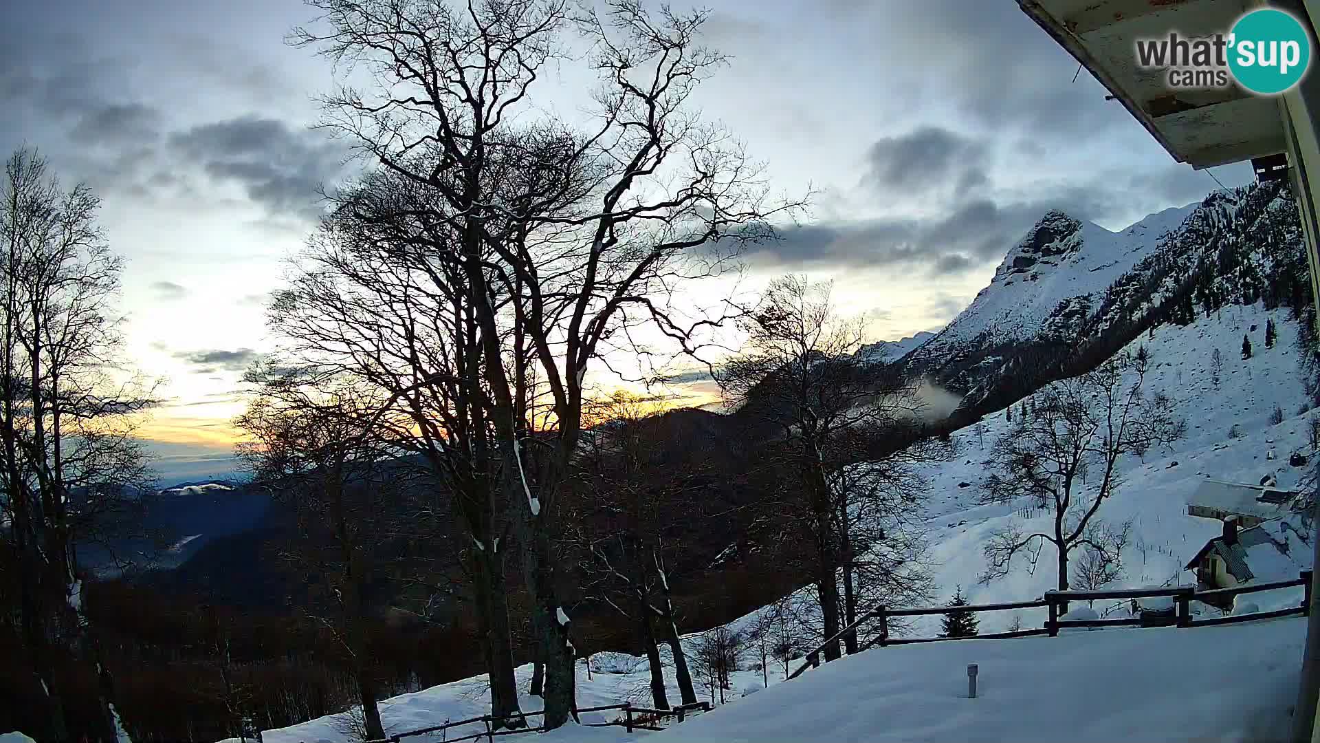 Koča na Planini Razor spletna kamera (1315) | Pogled na Tolminski Migovec