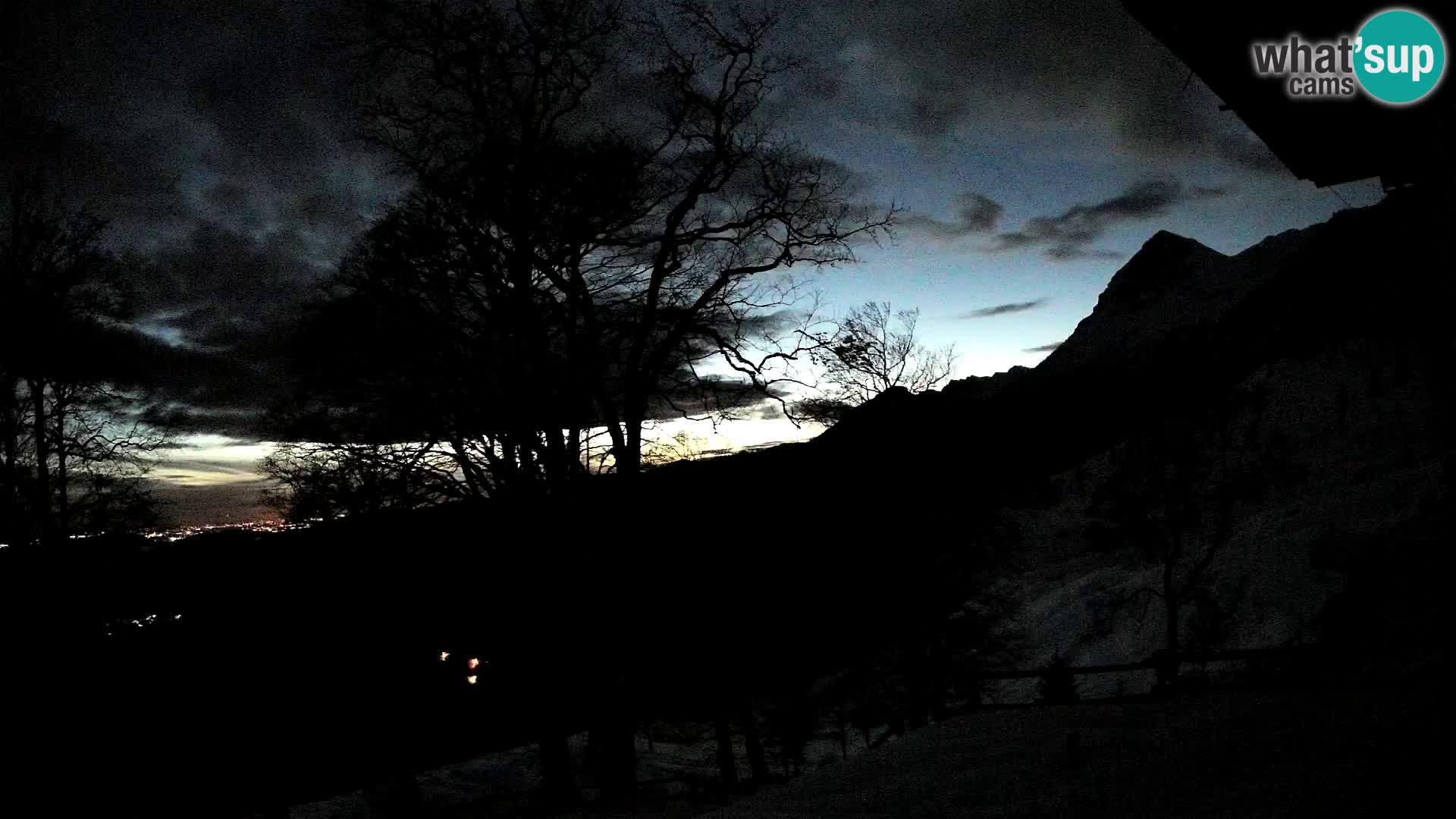 Cámara en vivo de la cabaña de montaña Planina Razor (1315) | vista hacia Tolminski Migovec