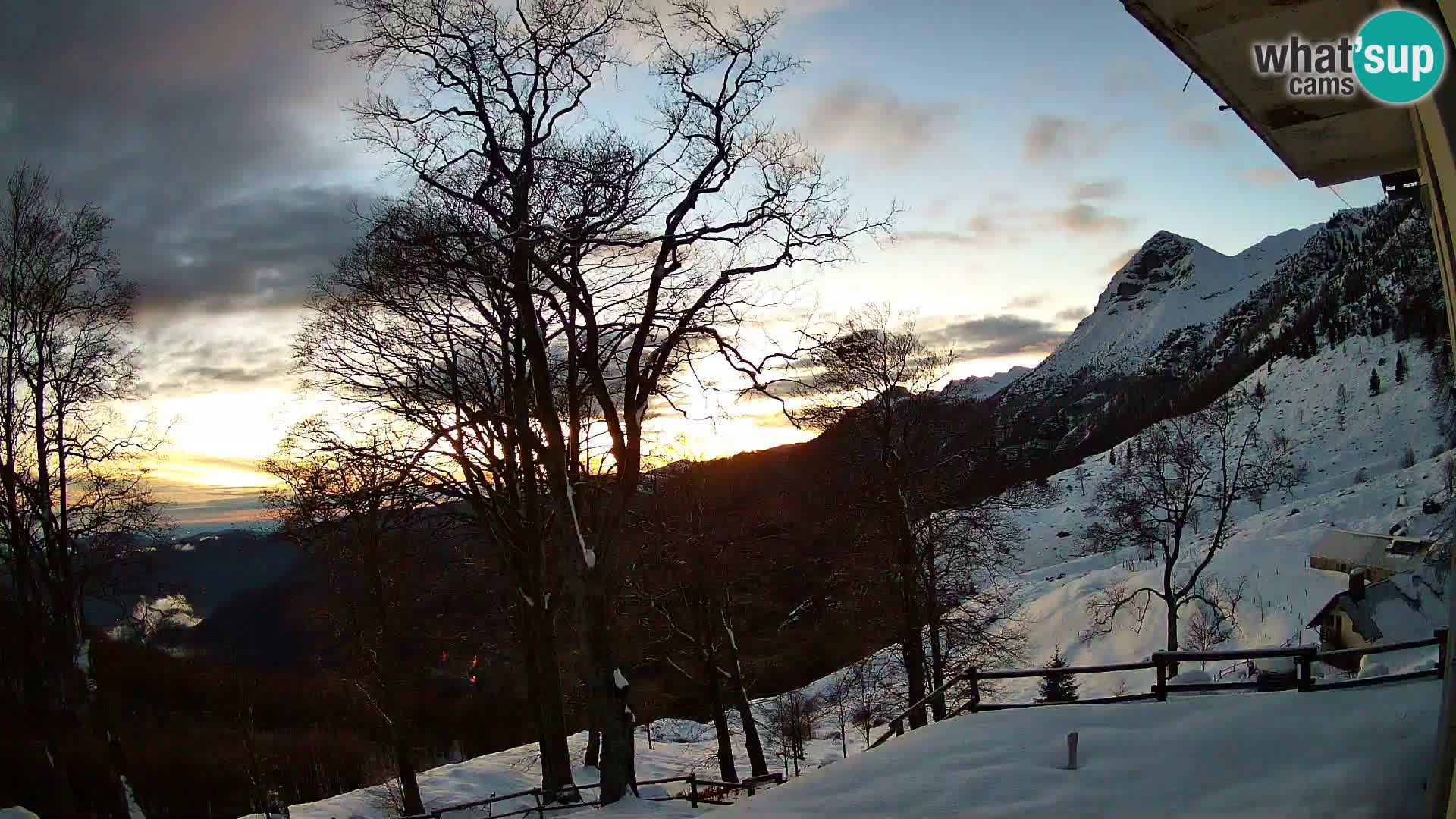 Planina Razor Bergütte Webcam (1315) | Blick auf Tolminski Migovec