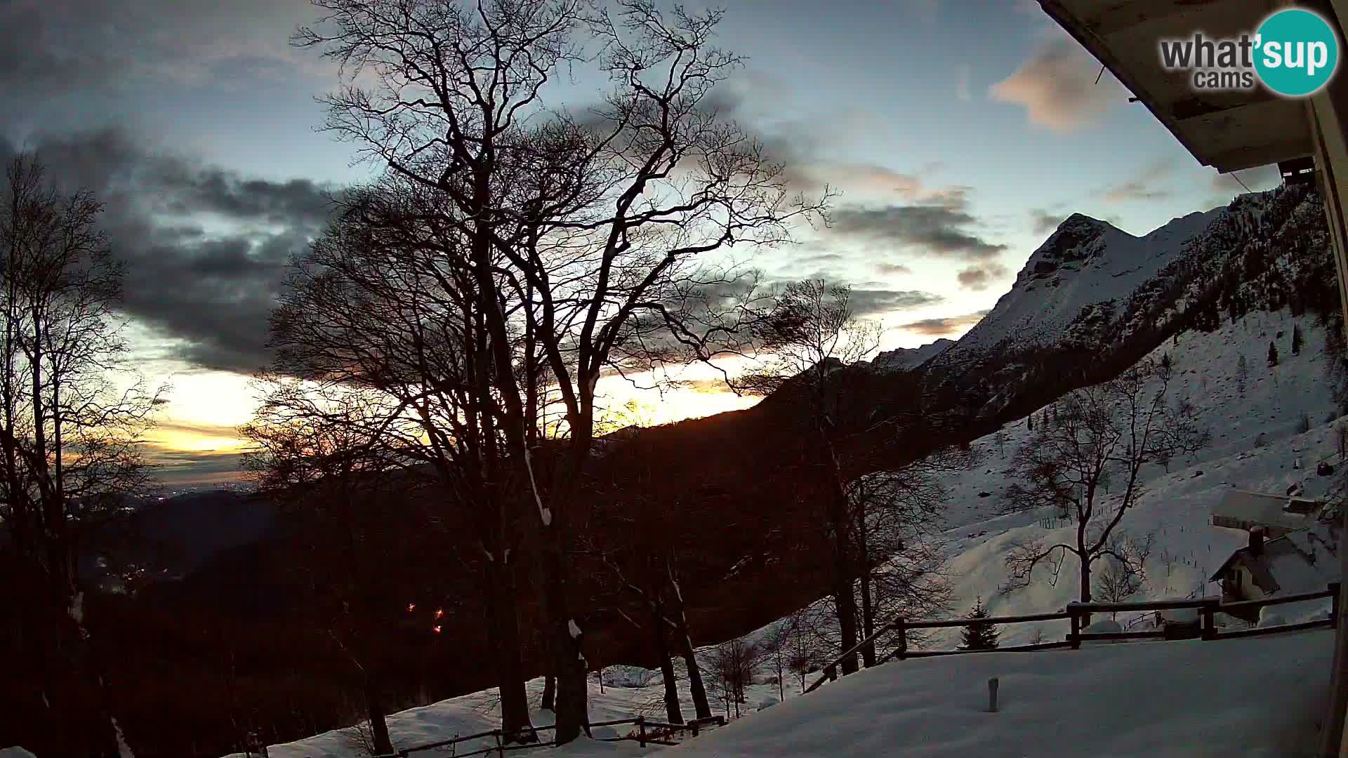 Cámara en vivo de la cabaña de montaña Planina Razor (1315) | vista hacia Tolminski Migovec