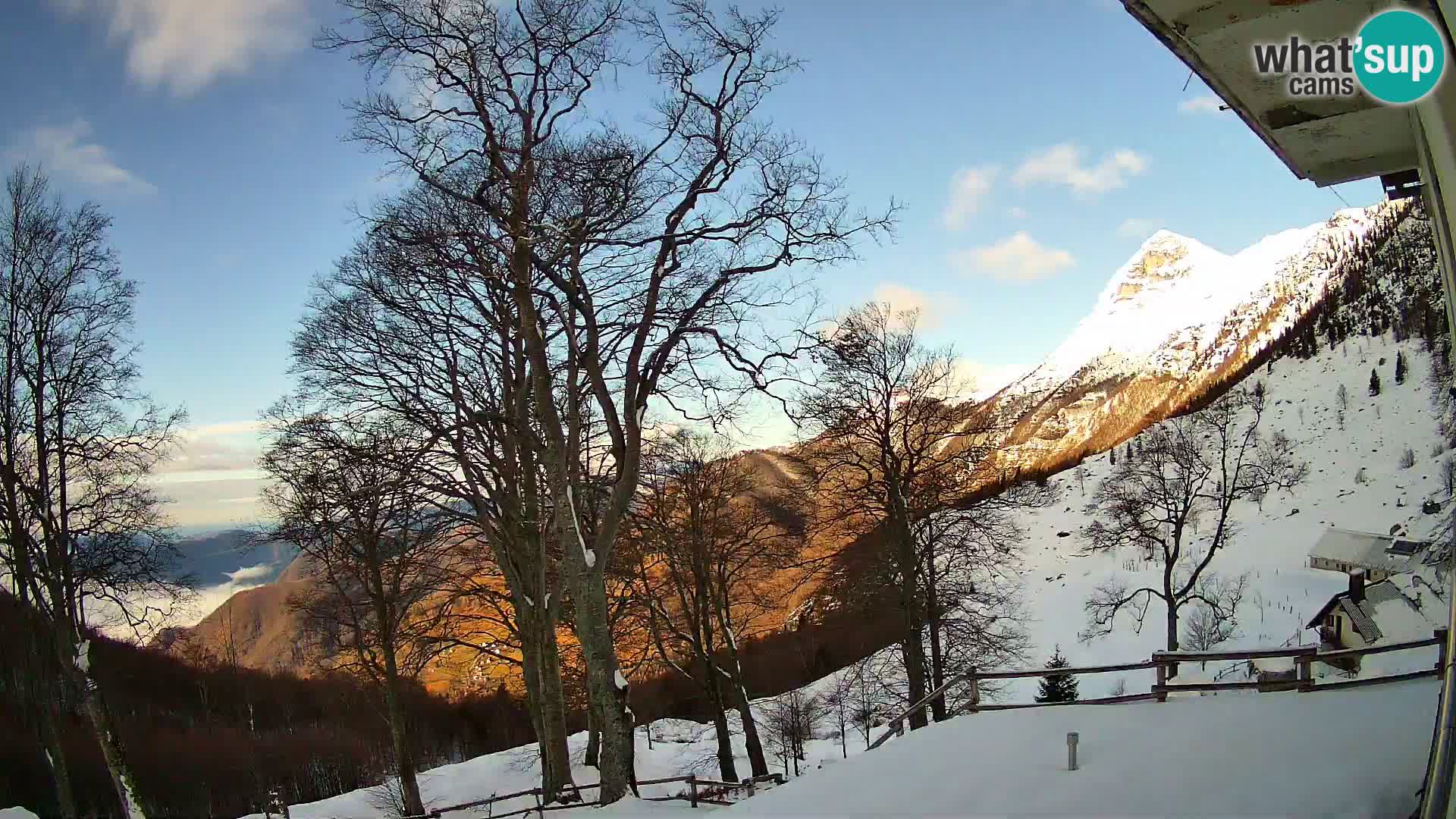 Koča na Planini Razor spletna kamera (1315) | Pogled na Tolminski Migovec