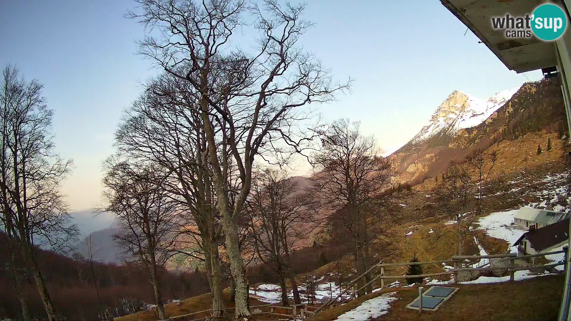 Cámara en vivo de la cabaña de montaña Planina Razor (1315) | vista hacia Tolminski Migovec
