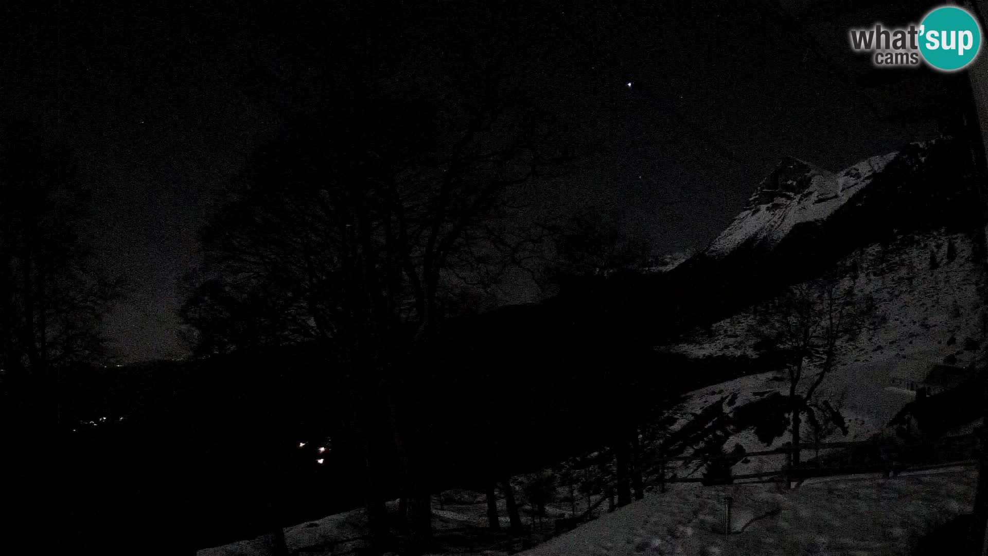 Cámara en vivo de la cabaña de montaña Planina Razor (1315) | vista hacia Tolminski Migovec