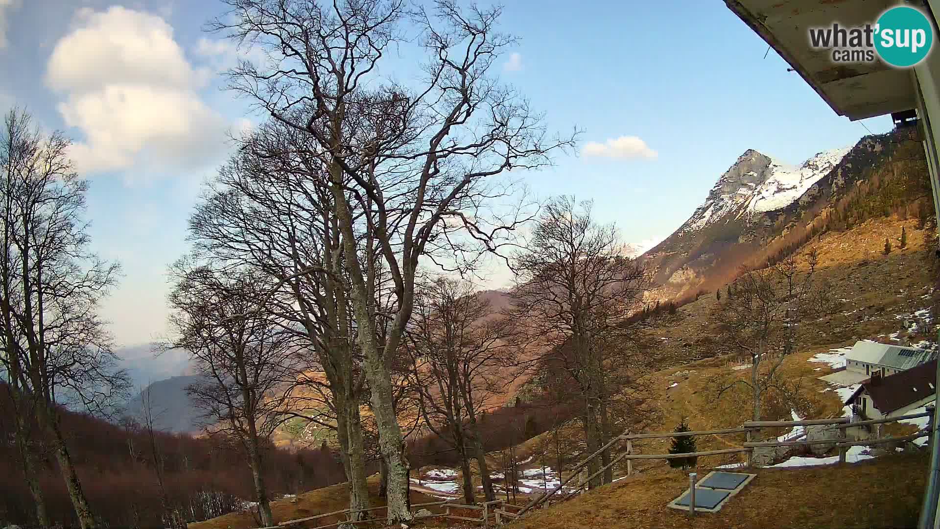 Cámara en vivo de la cabaña de montaña Planina Razor (1315) | vista hacia Tolminski Migovec
