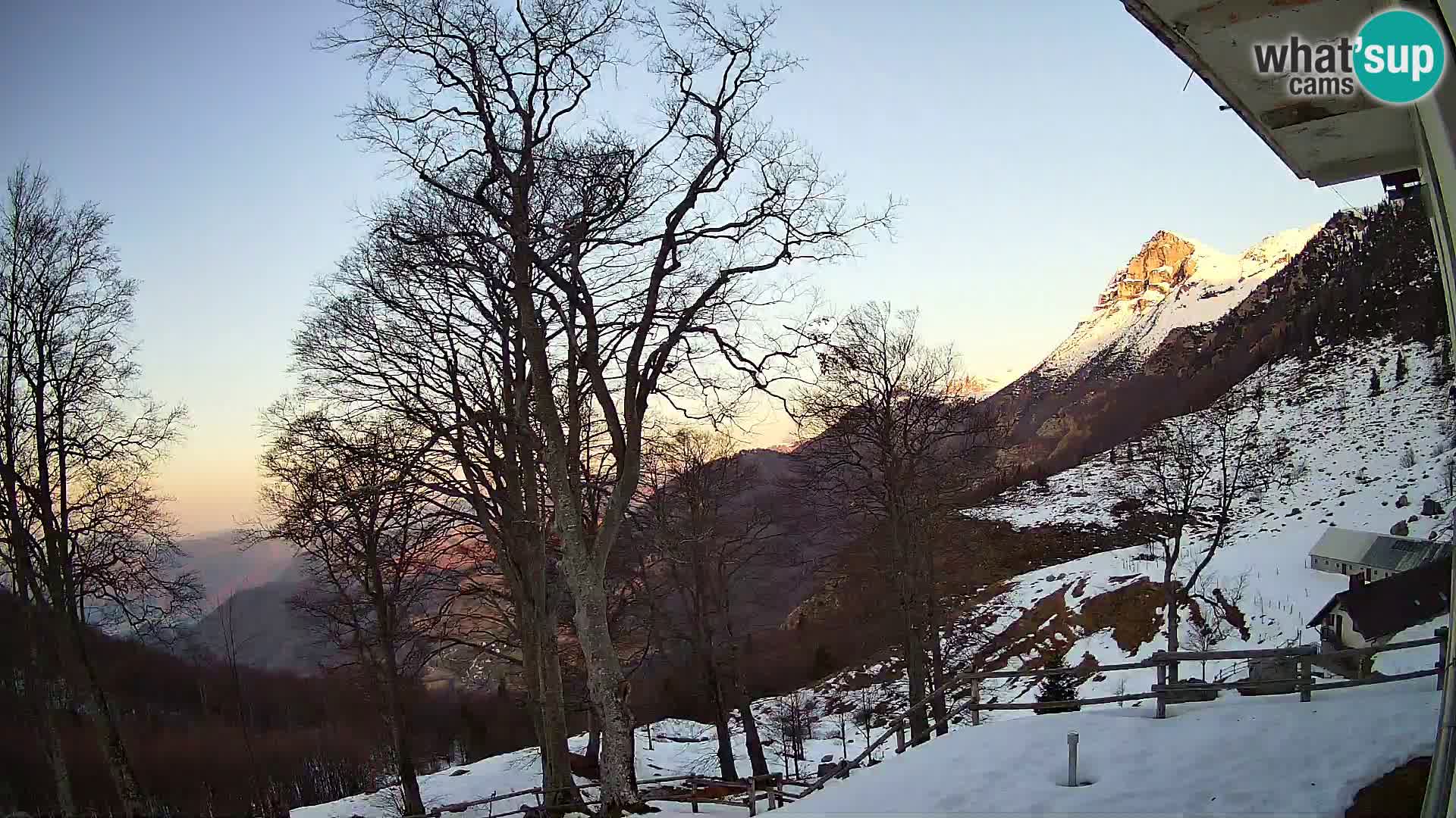 Cámara en vivo de la cabaña de montaña Planina Razor (1315) | vista hacia Tolminski Migovec