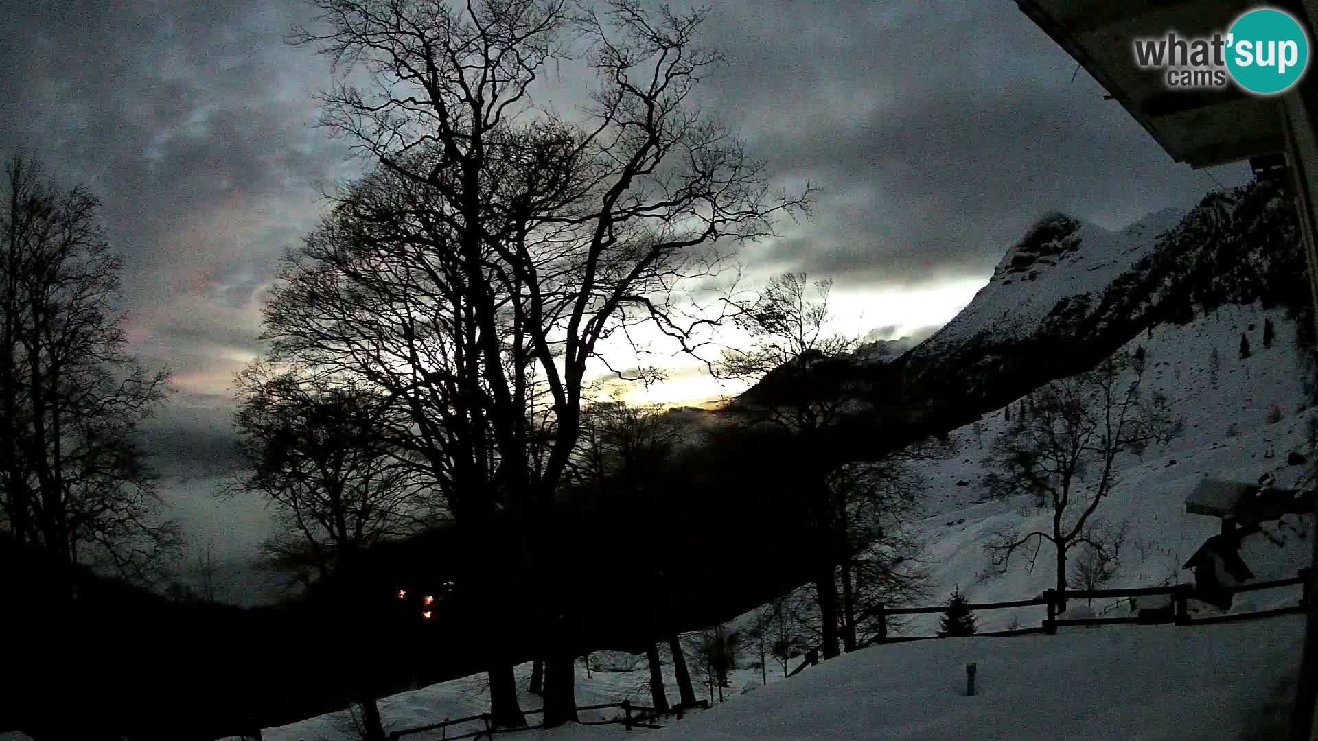 Cámara en vivo de la cabaña de montaña Planina Razor (1315) | vista hacia Tolminski Migovec