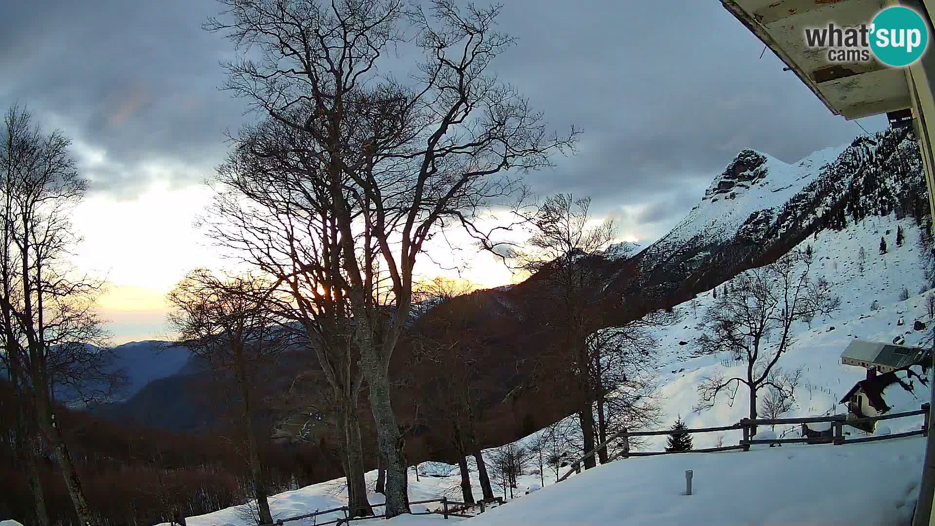 Baita di montagna Planina Razor webcam (1315) | vista su Tolminski Migovec