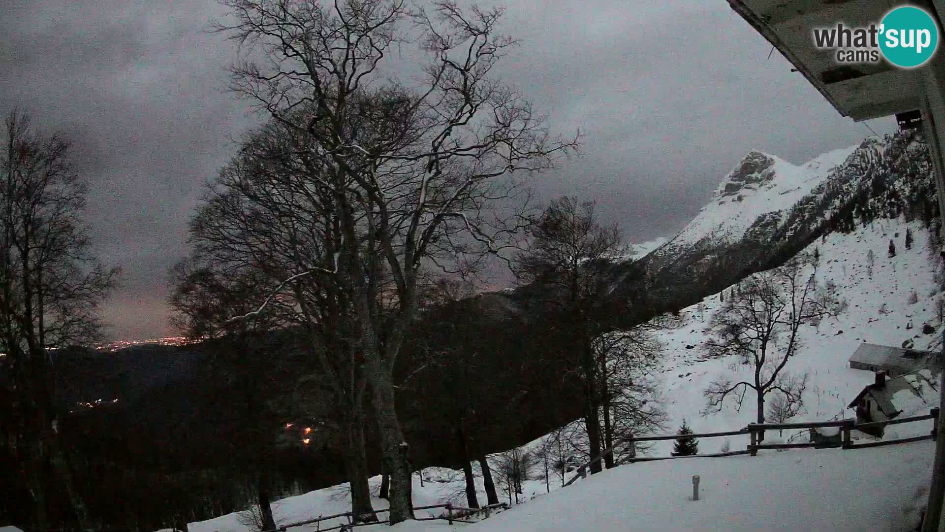 Koča na Planini Razor spletna kamera (1315) | Pogled na Tolminski Migovec