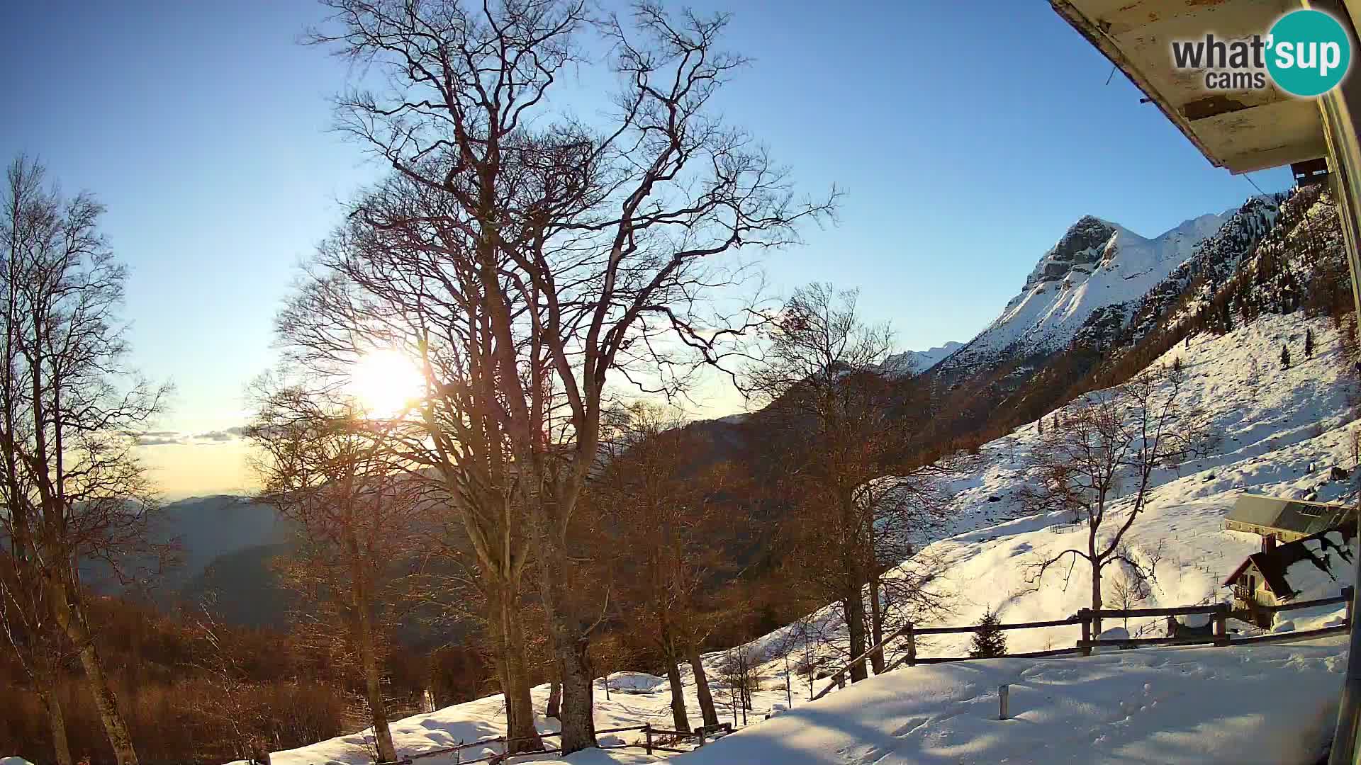 Koča na Planini Razor spletna kamera (1315) | Pogled na Tolminski Migovec