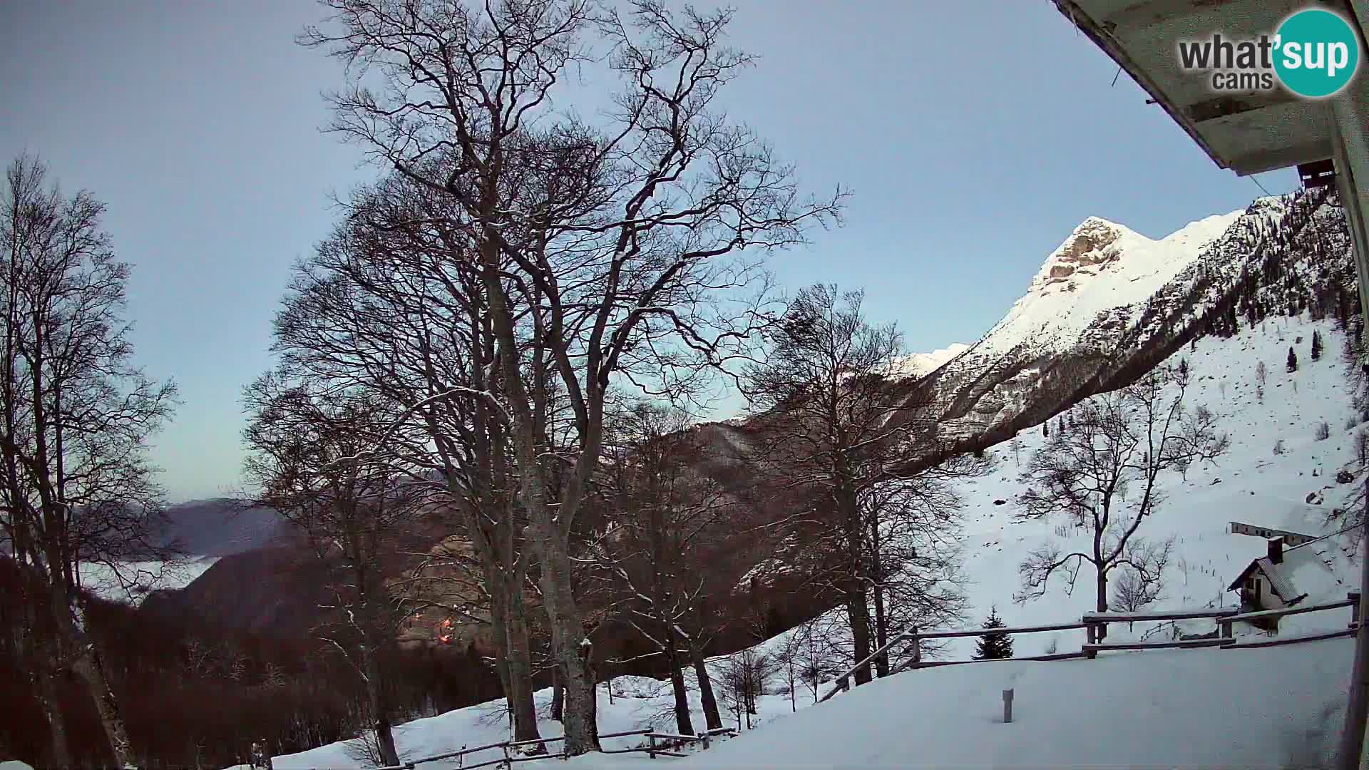 Koča na Planini Razor spletna kamera (1315) | Pogled na Tolminski Migovec