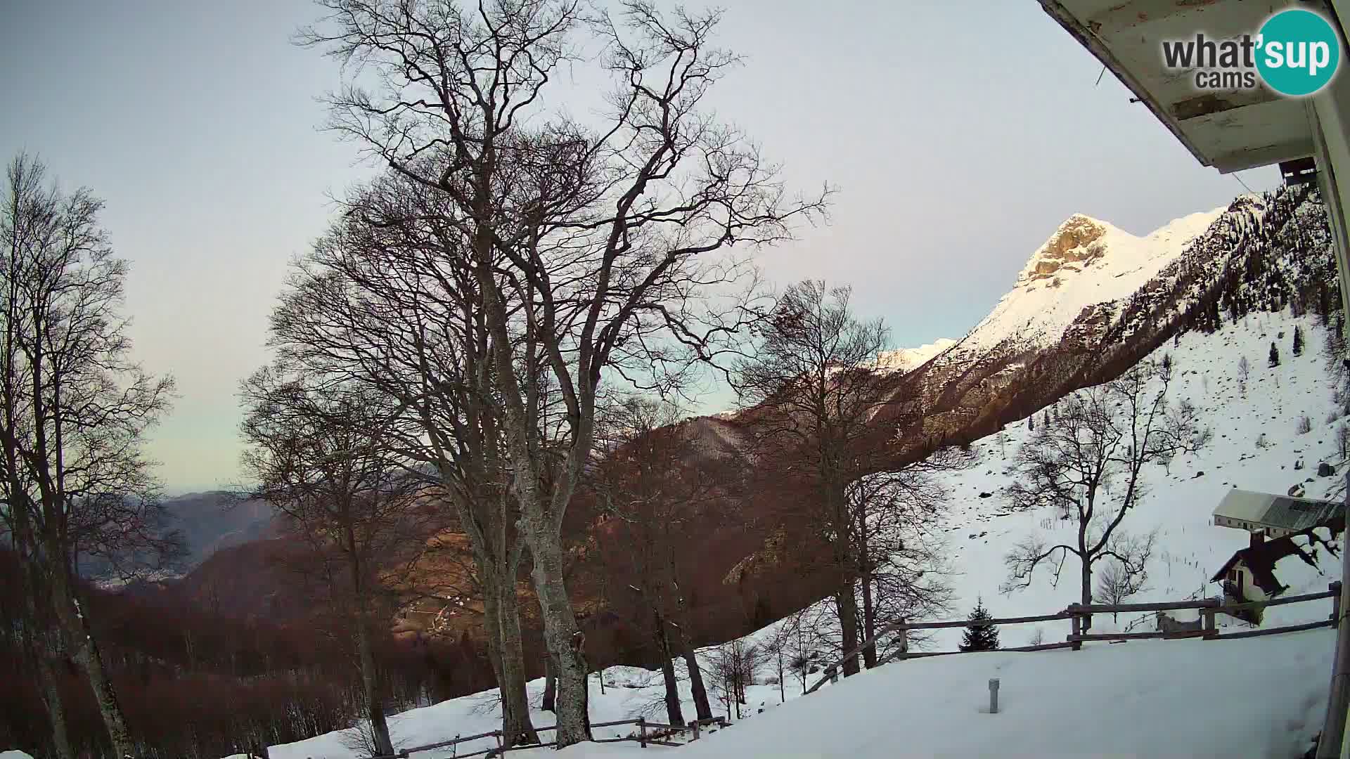 Cámara en vivo de la cabaña de montaña Planina Razor (1315) | vista hacia Tolminski Migovec
