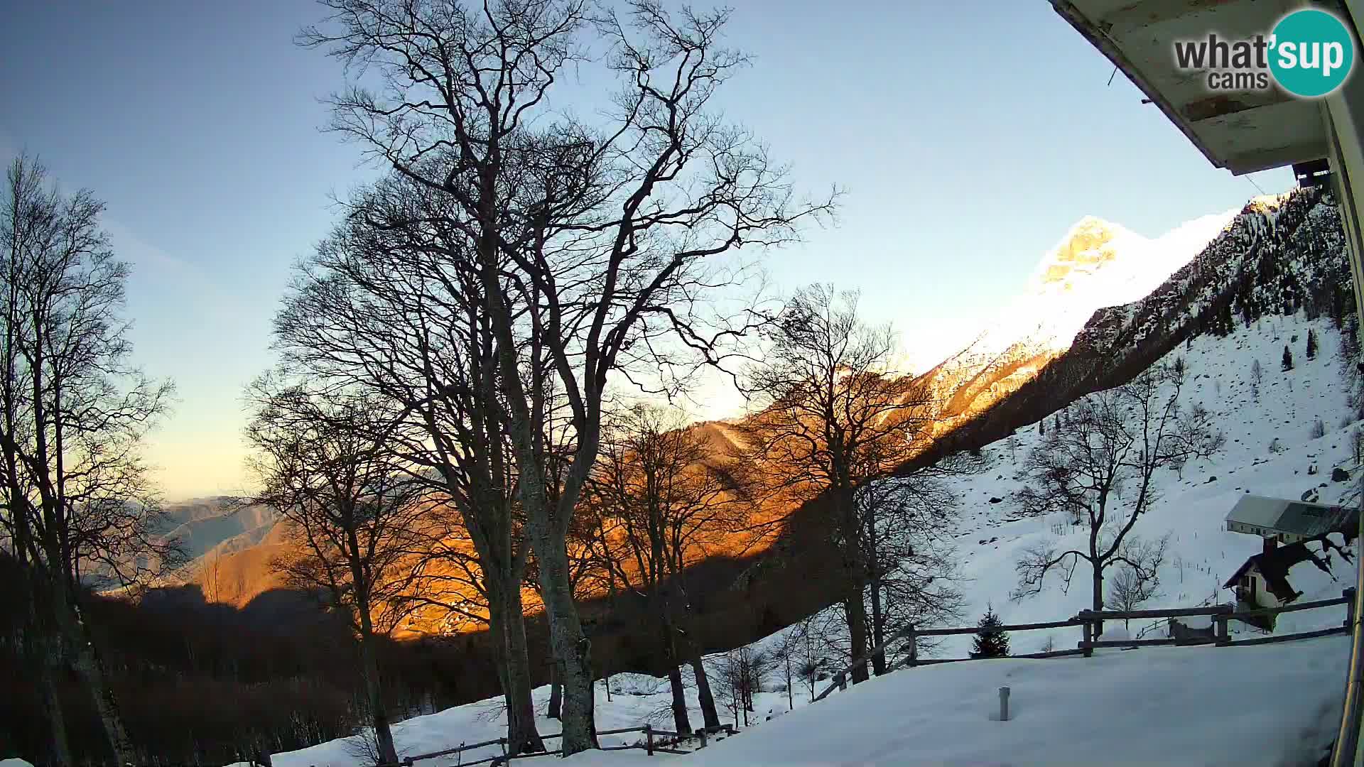 Koča na Planini Razor spletna kamera (1315) | Pogled na Tolminski Migovec