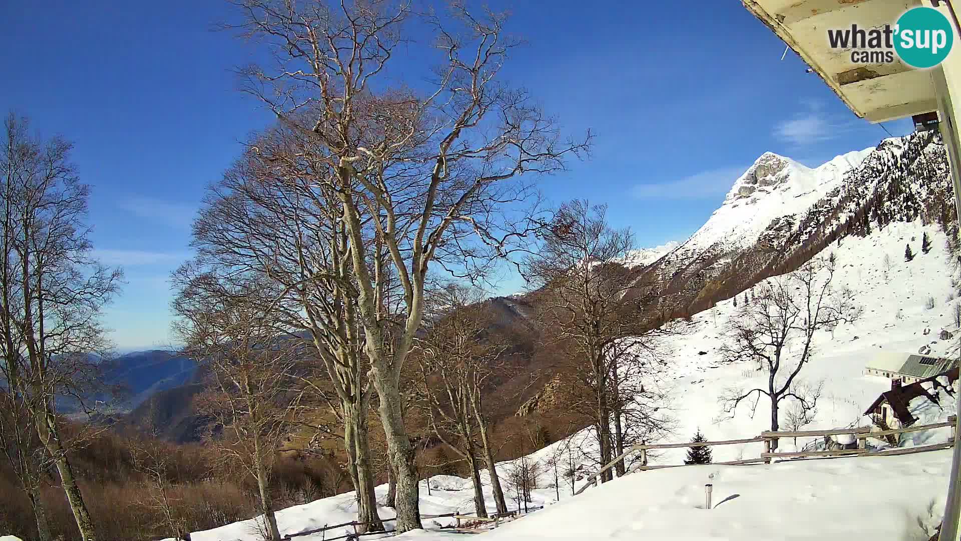 Cámara en vivo de la cabaña de montaña Planina Razor (1315) | vista hacia Tolminski Migovec